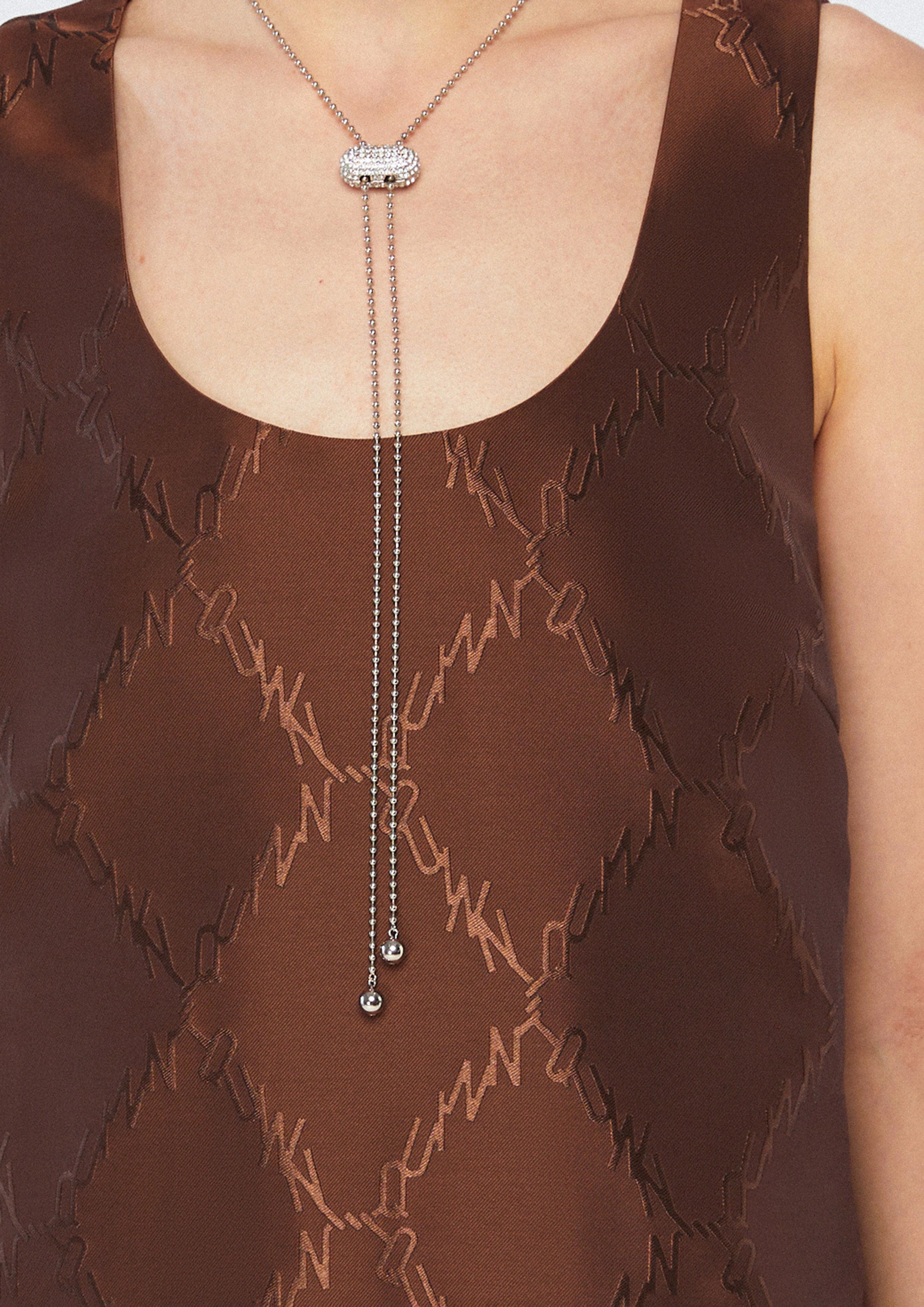 เดรสสั้นปักโลโก้