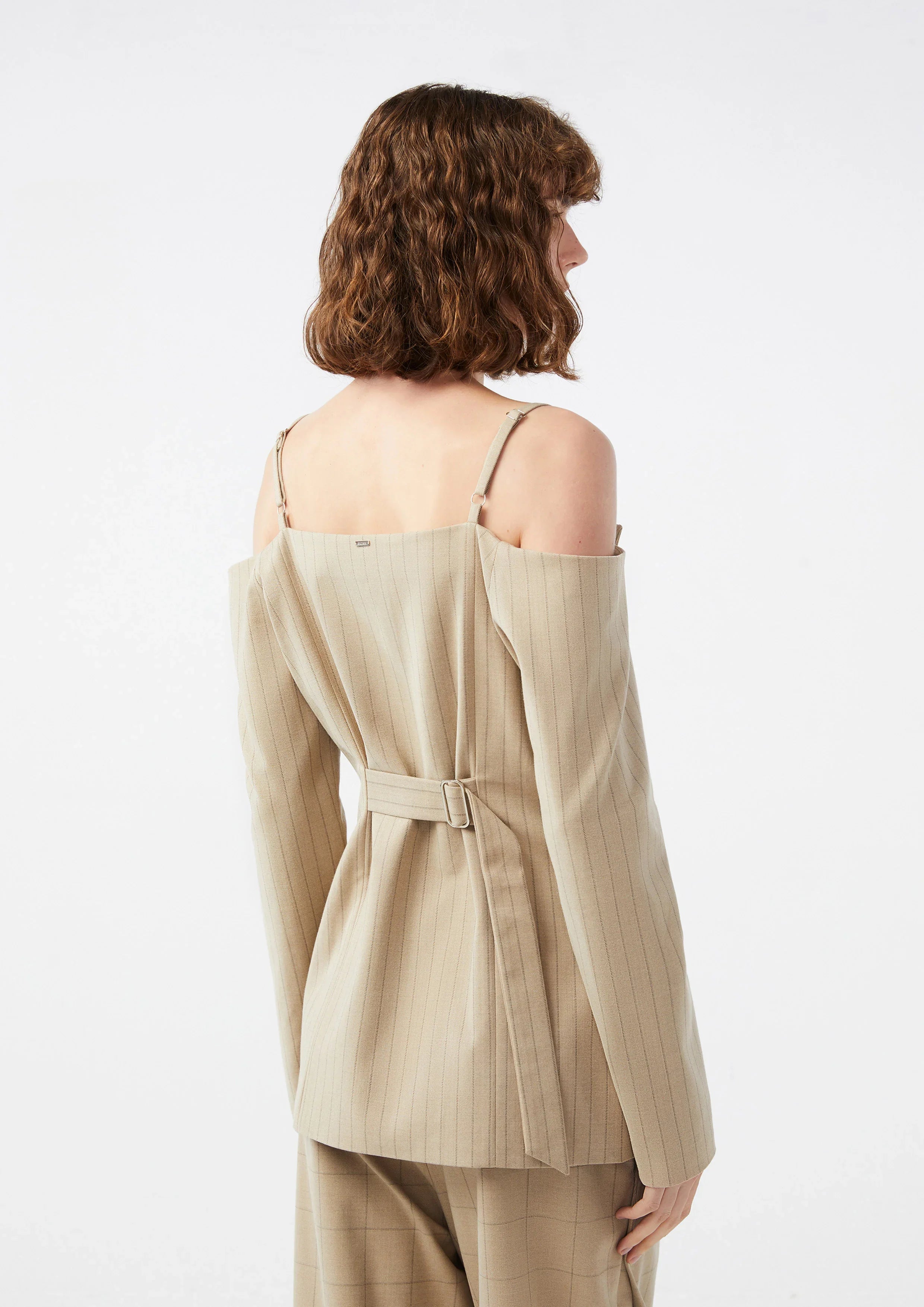 เสื้อเปิดไหล่ลายทางแต่งดอกไม้เลื่อม