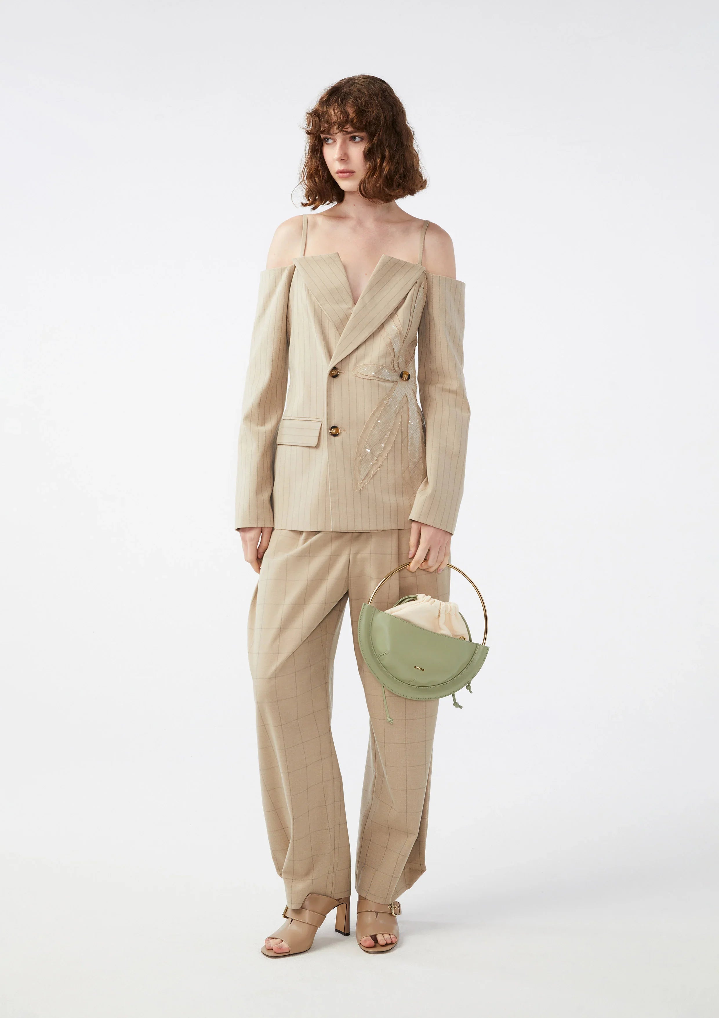 เสื้อเปิดไหล่ลายทางแต่งดอกไม้เลื่อม