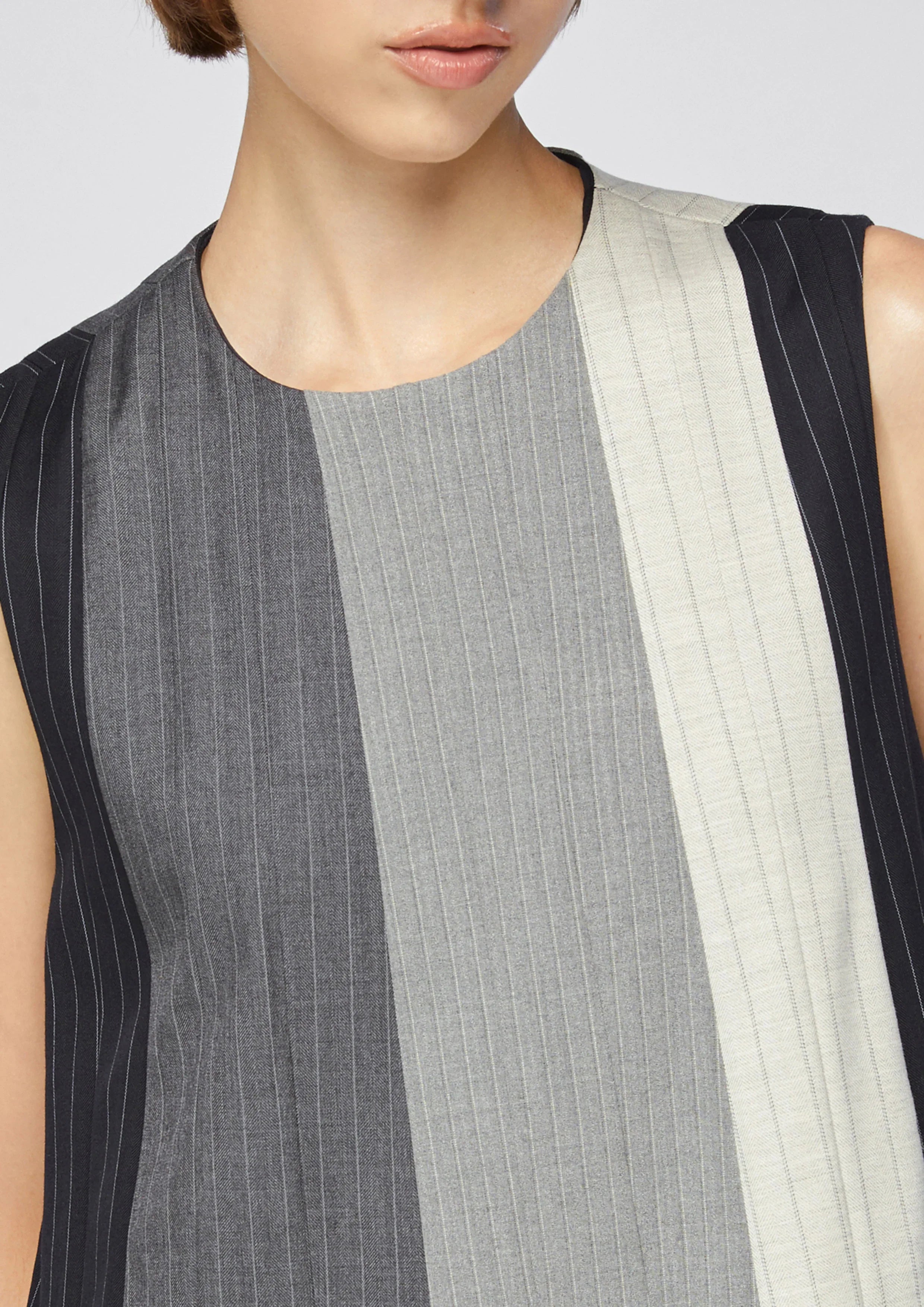 เดรสสั้นแขนกุดคัลเลอร์พาแนล