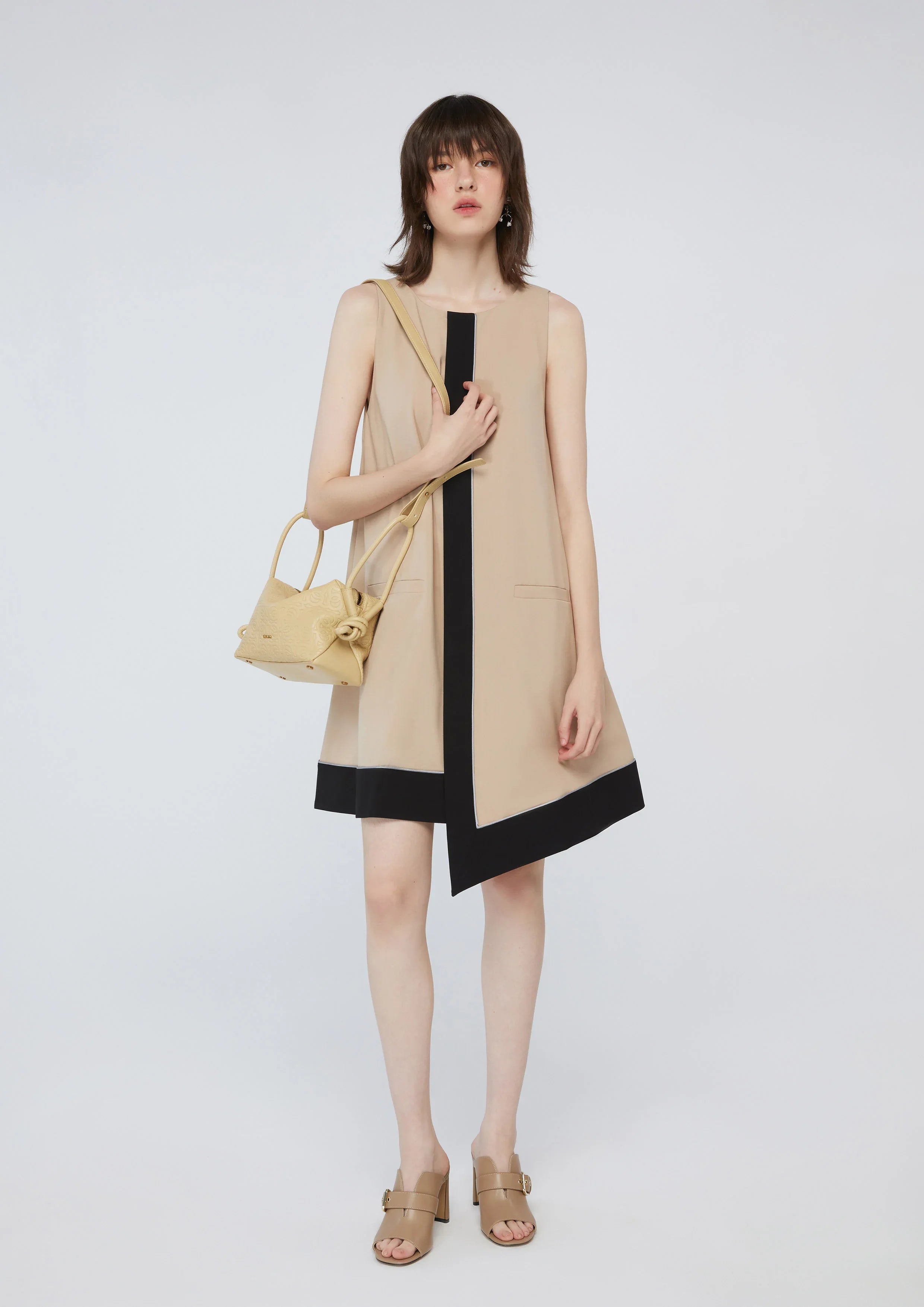 เดรสสั้นกระโปรงสมมาตร