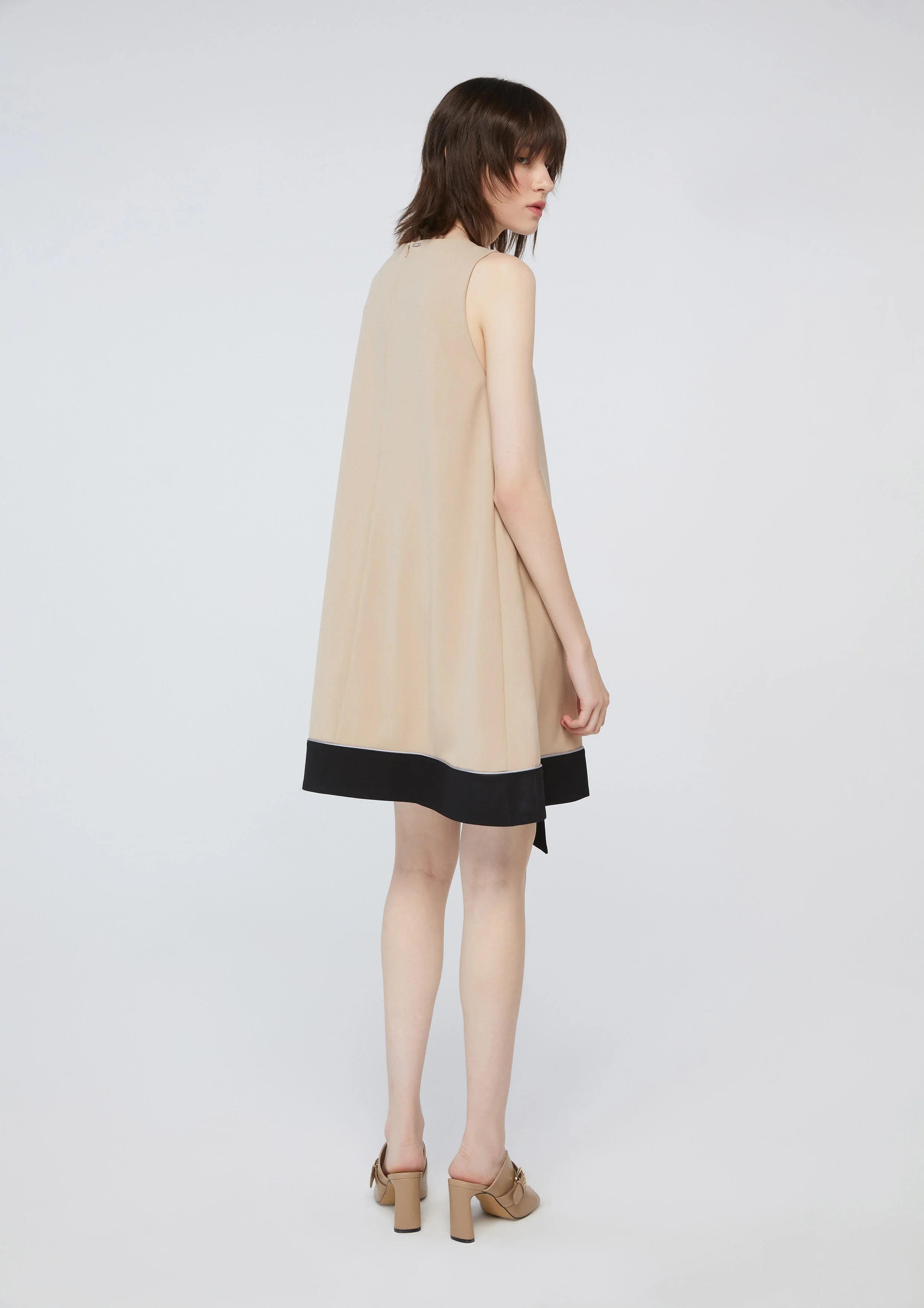 เดรสสั้นกระโปรงสมมาตร