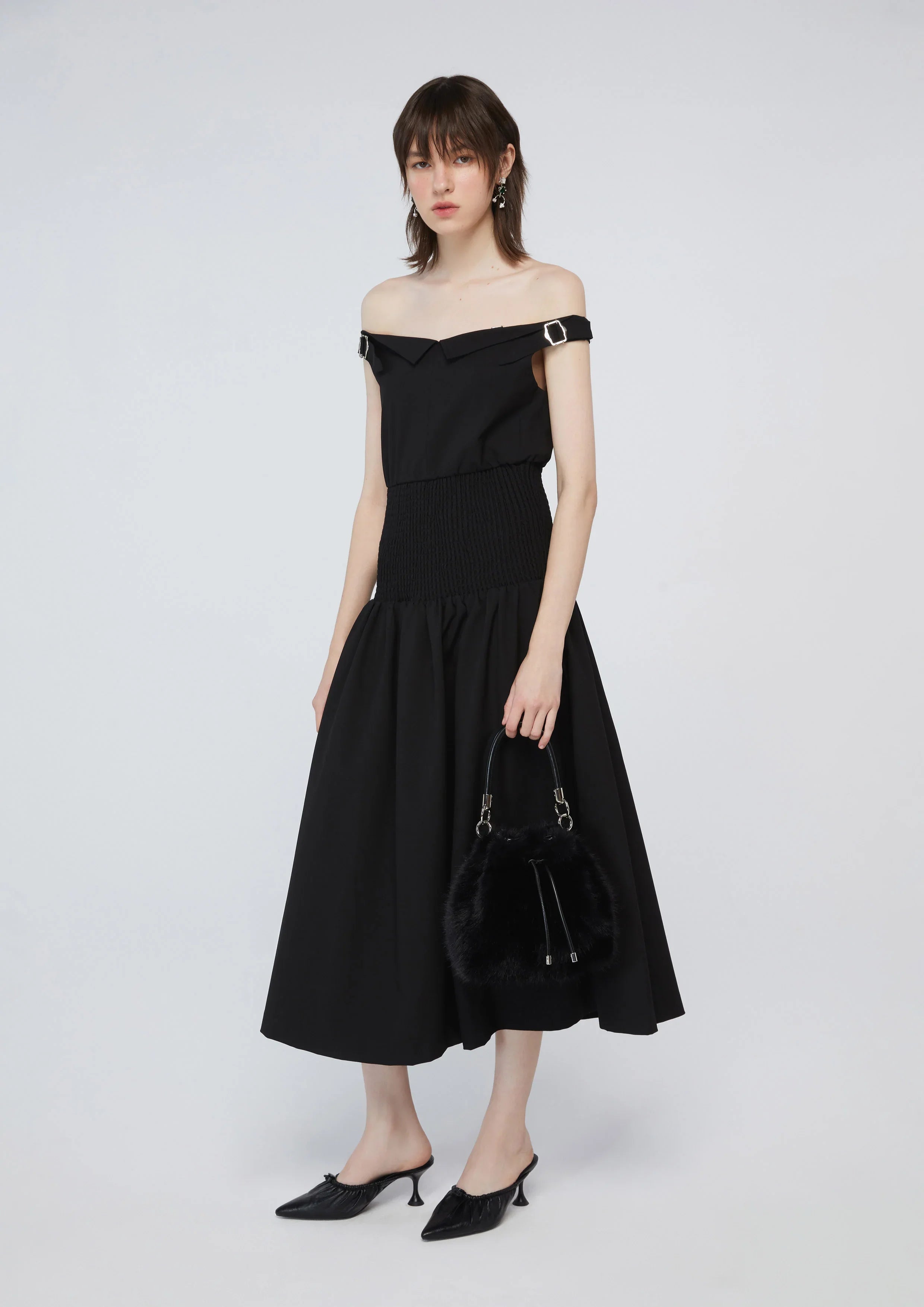 เดรสเปิดไหล่กระโปรงระบาย