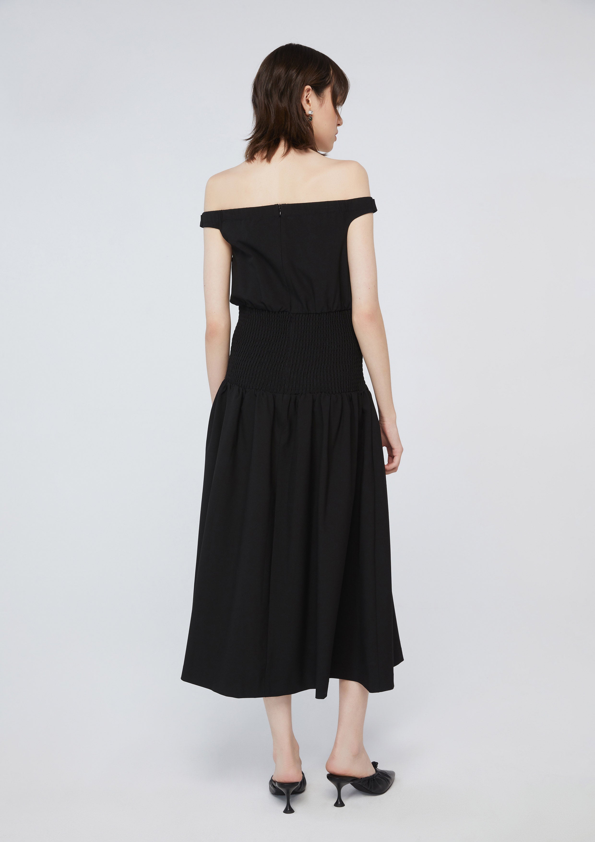 เดรสเปิดไหล่กระโปรงระบาย