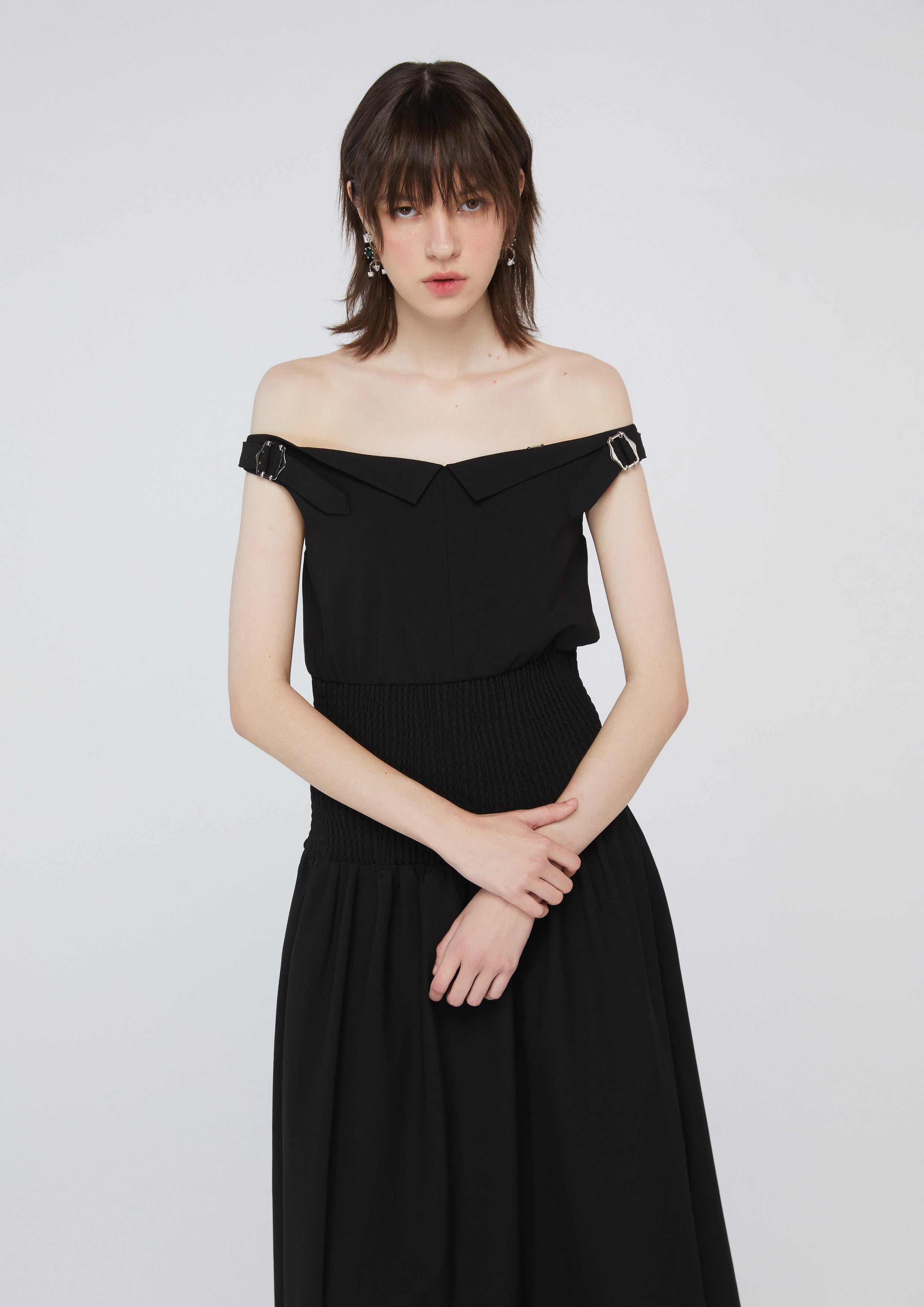 เดรสเปิดไหล่กระโปรงระบาย