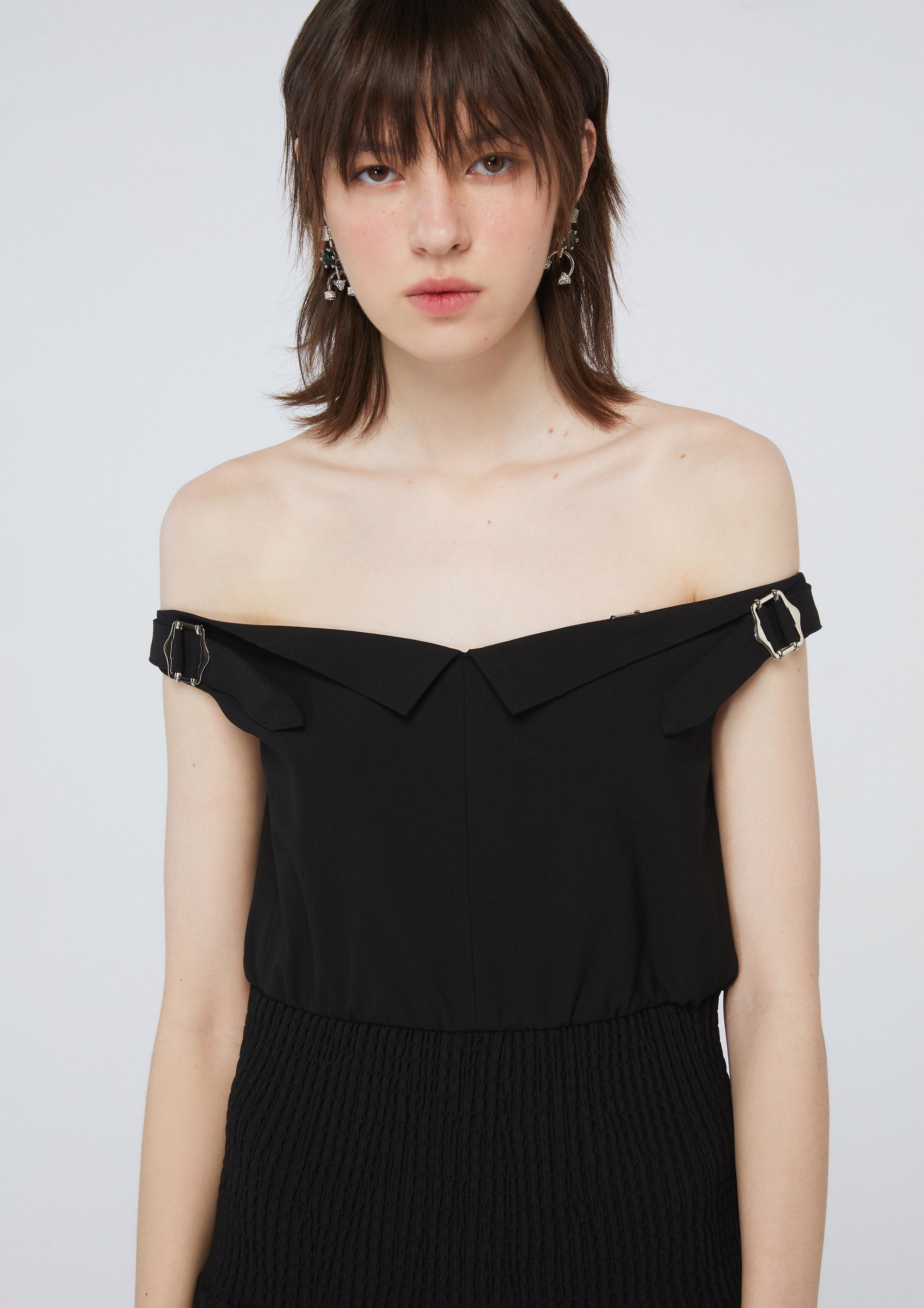 เดรสเปิดไหล่กระโปรงระบาย