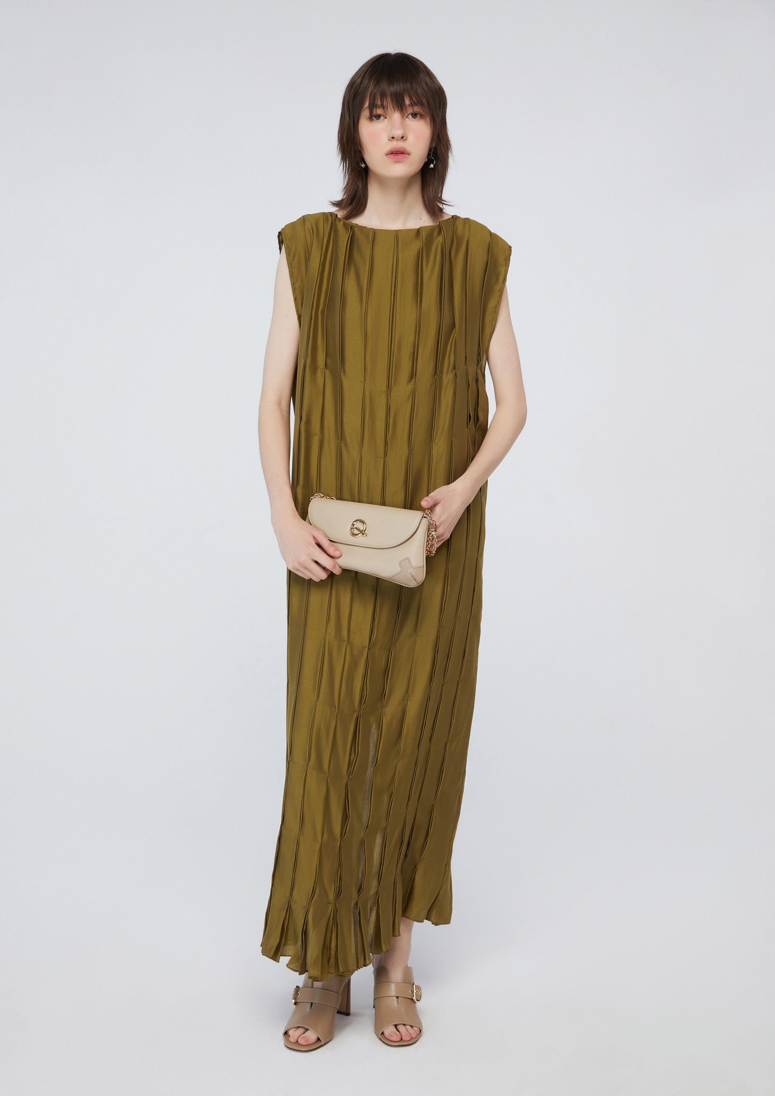 เดรสยาวจับจีบ