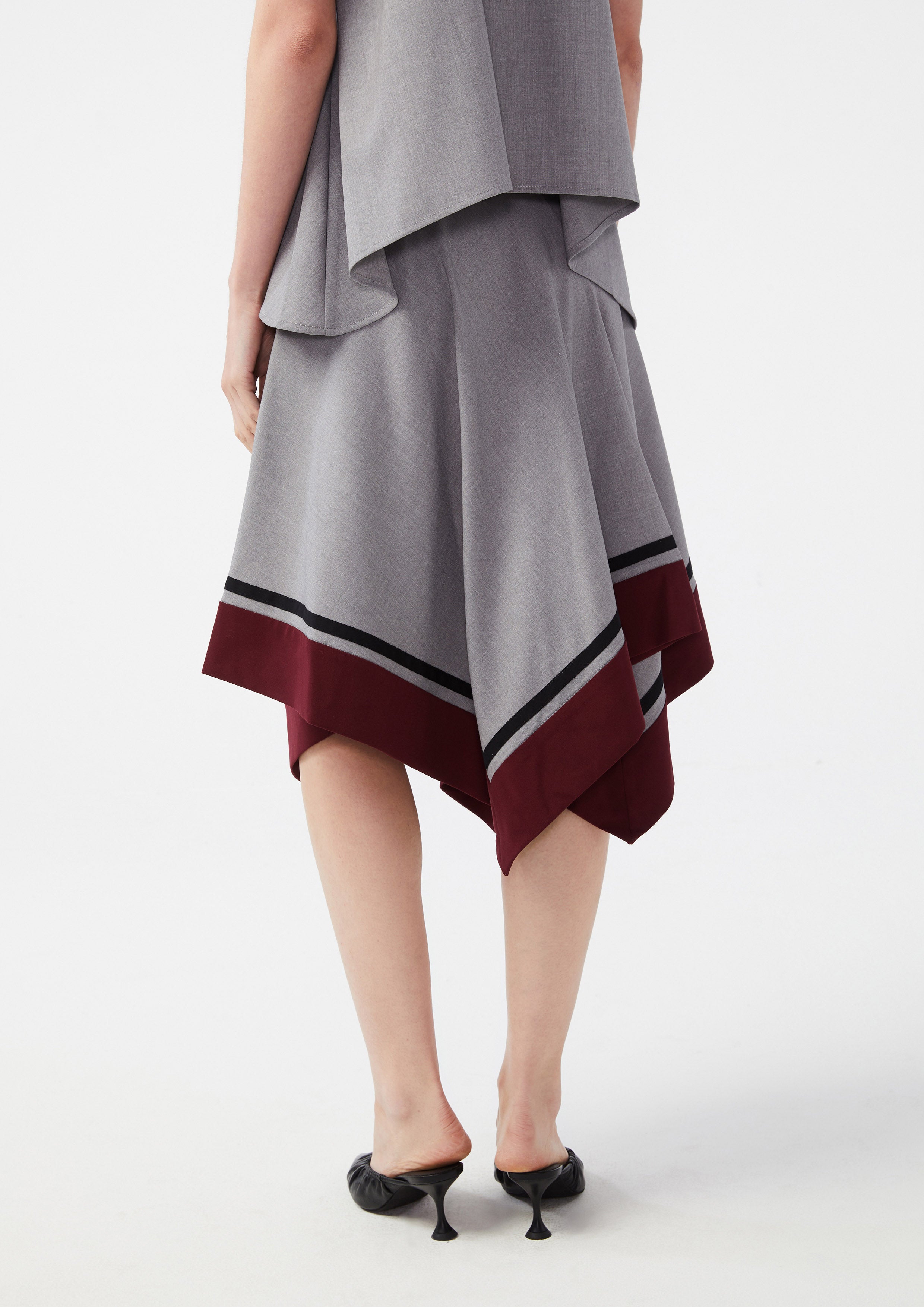 กระโปรงคลุมเข่าชายกระโปรงอสมมาตร