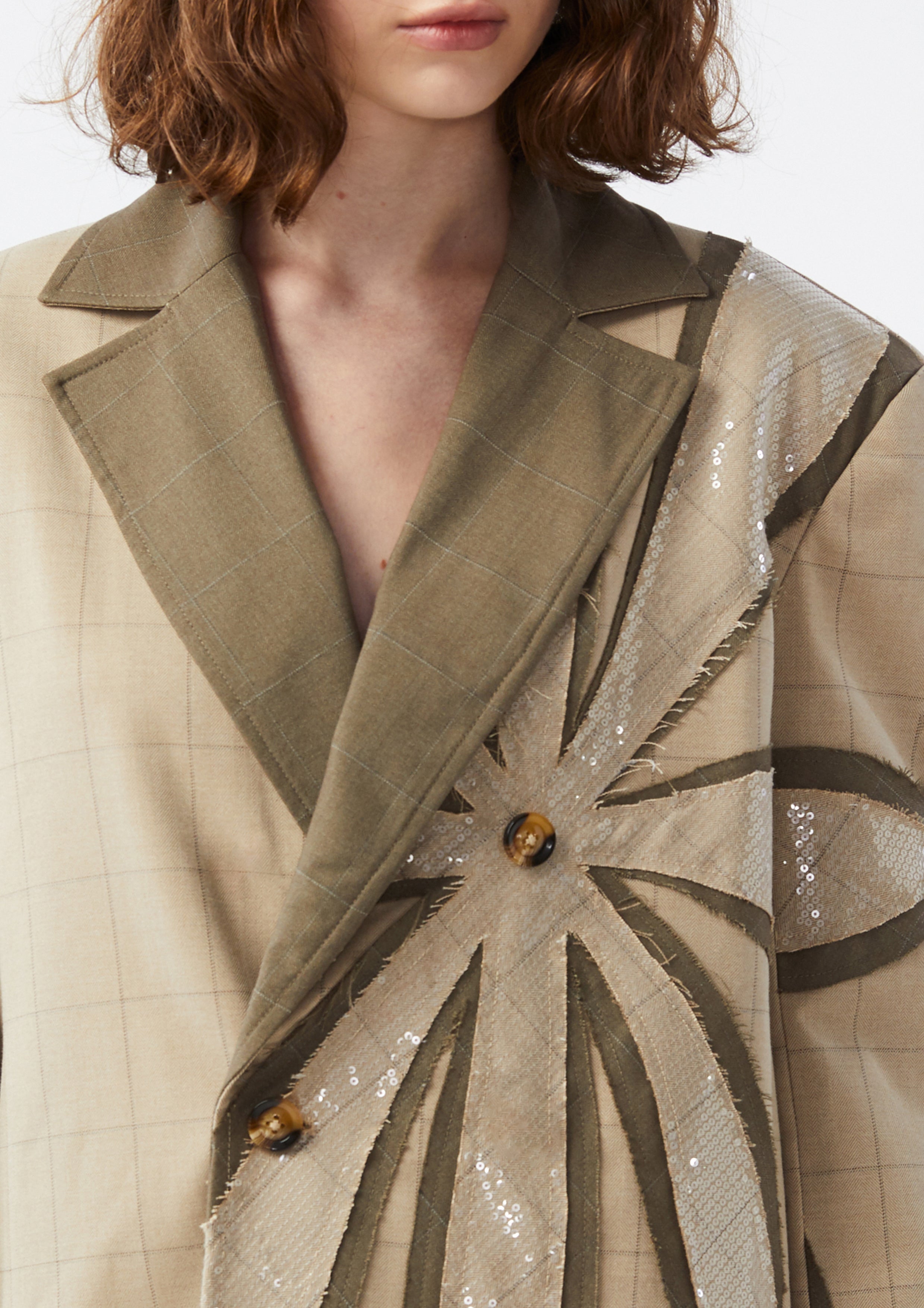 เสื้อเบลเซอร์ลายตารางแต่งดอกไม้เลื่อม