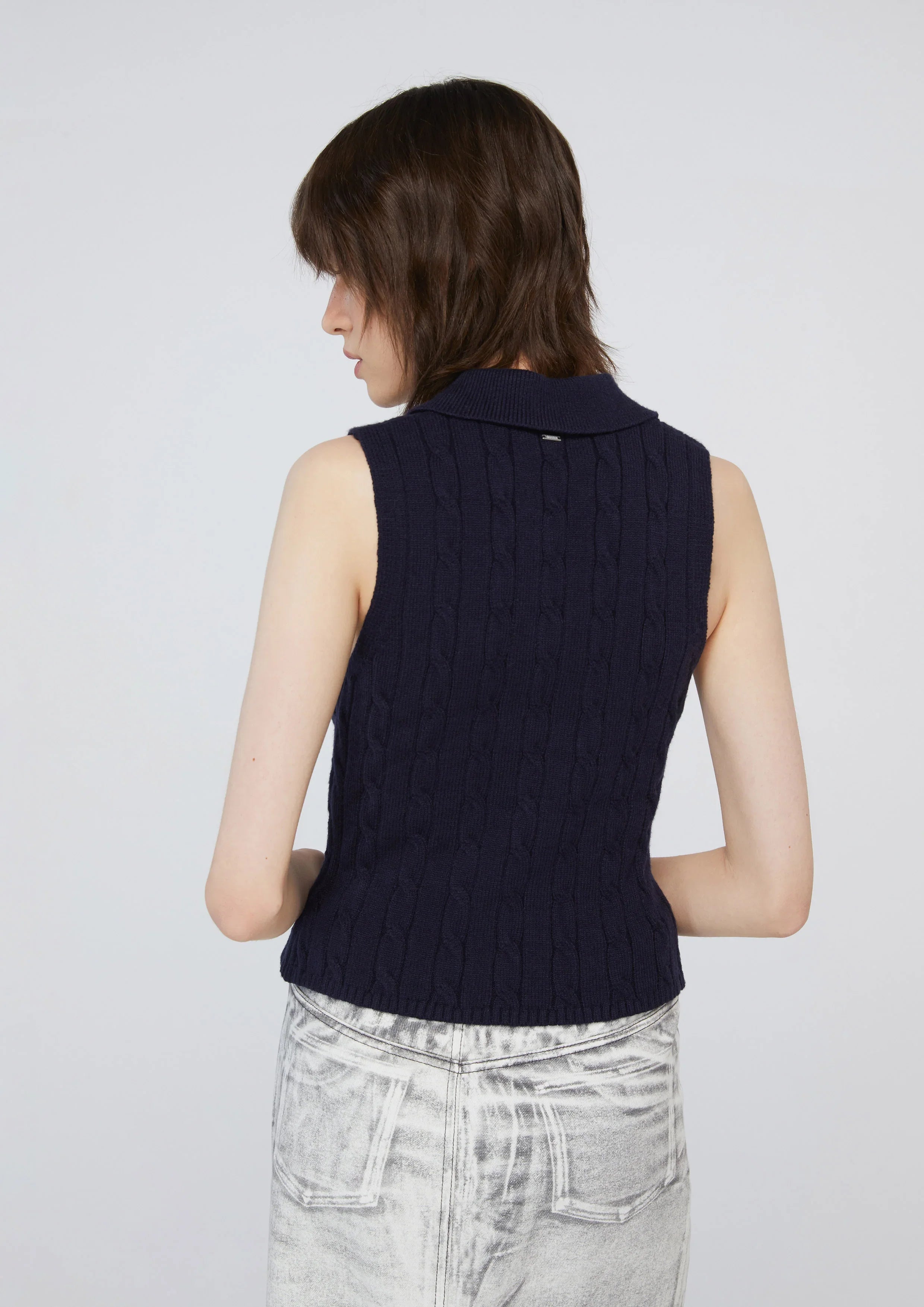 เสื้อนิตแขนกุด