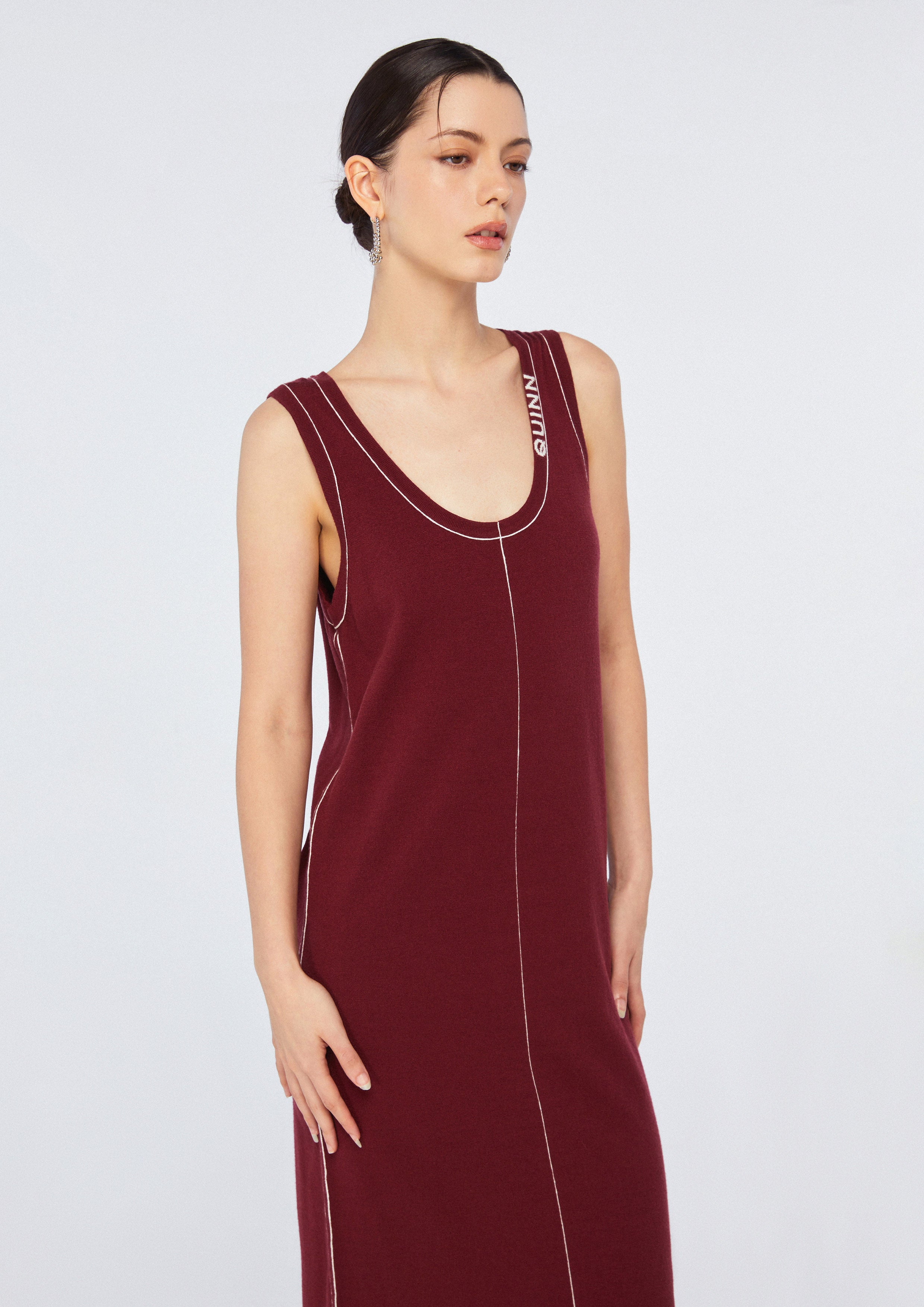 เดรสยาวผ้านิตแต่งโลโก้