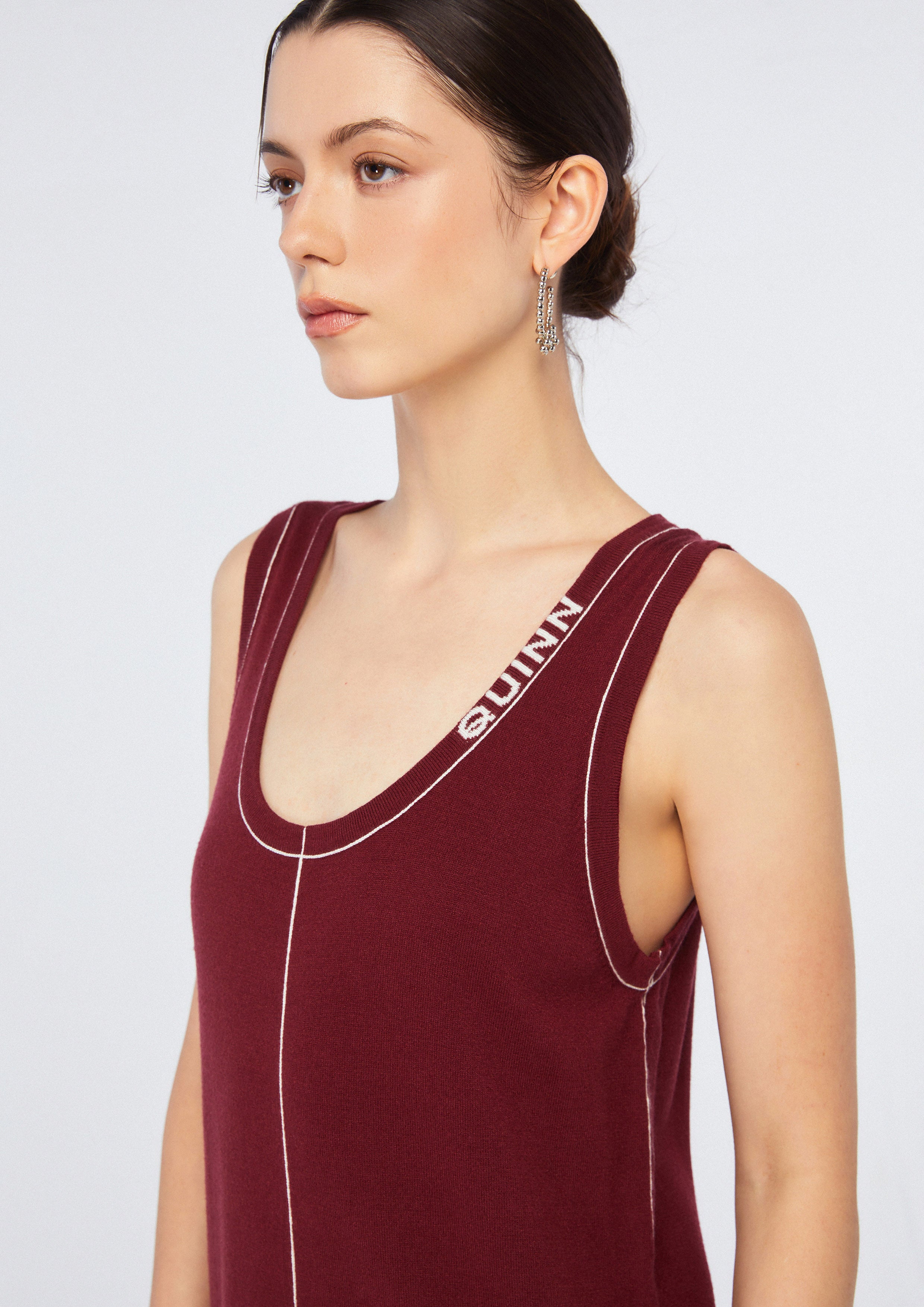 เดรสยาวผ้านิตแต่งโลโก้