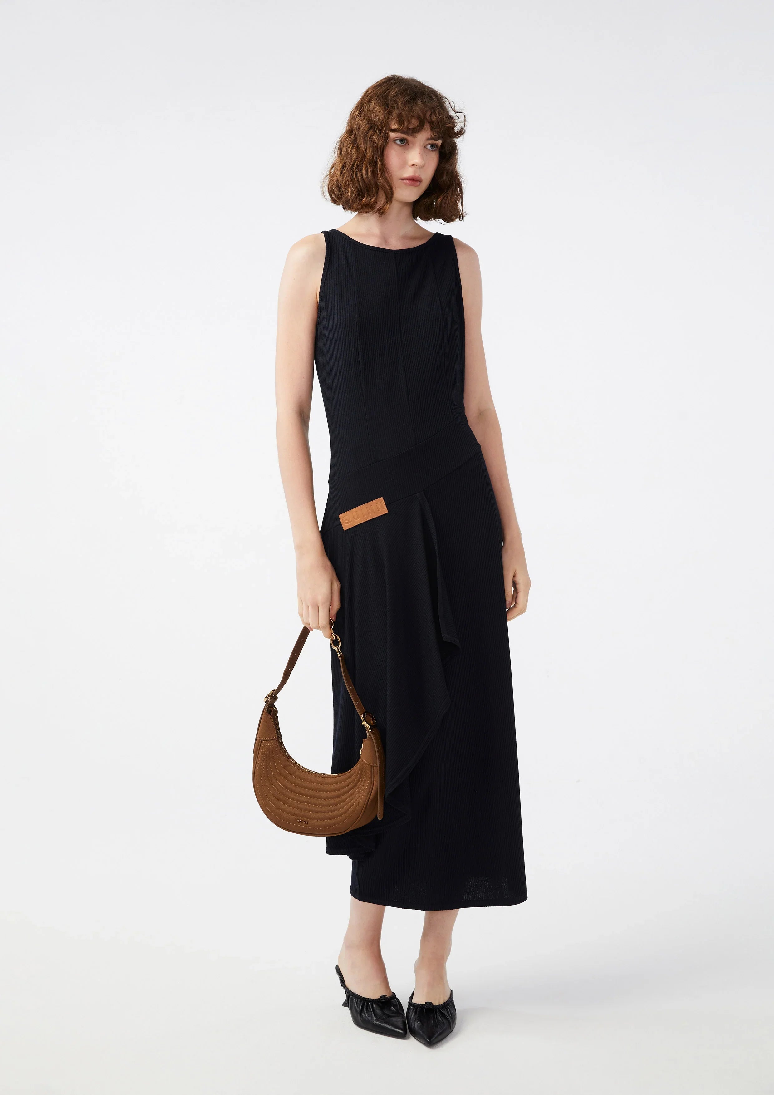 เดรสแขนกุดแต่งโลโก้แพทช์