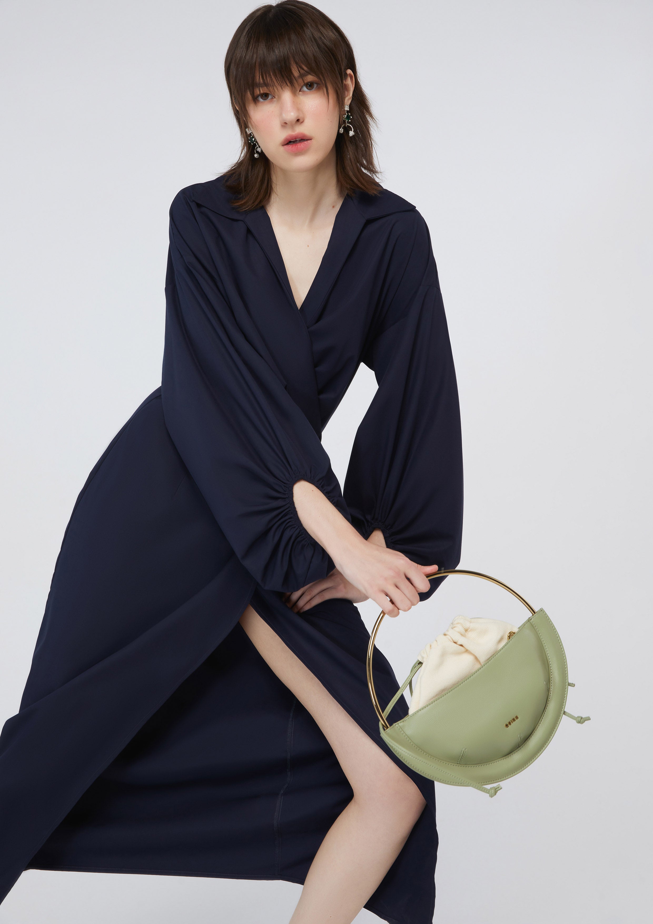 เดรสคลุมเข่าขมวดปม