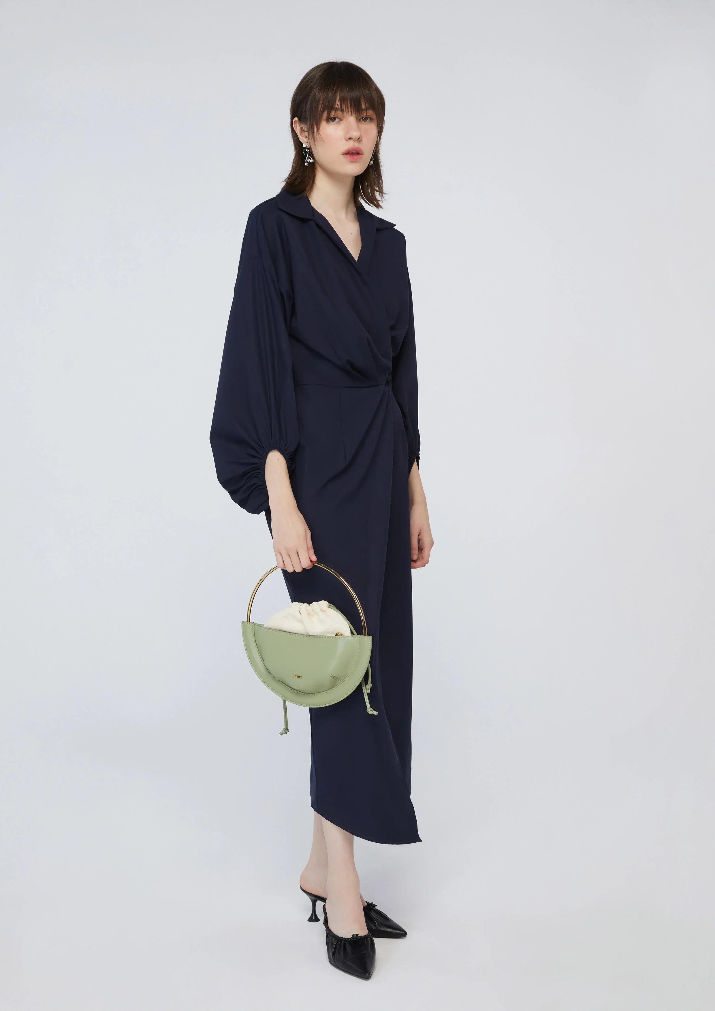 เดรสคลุมเข่าขมวดปม