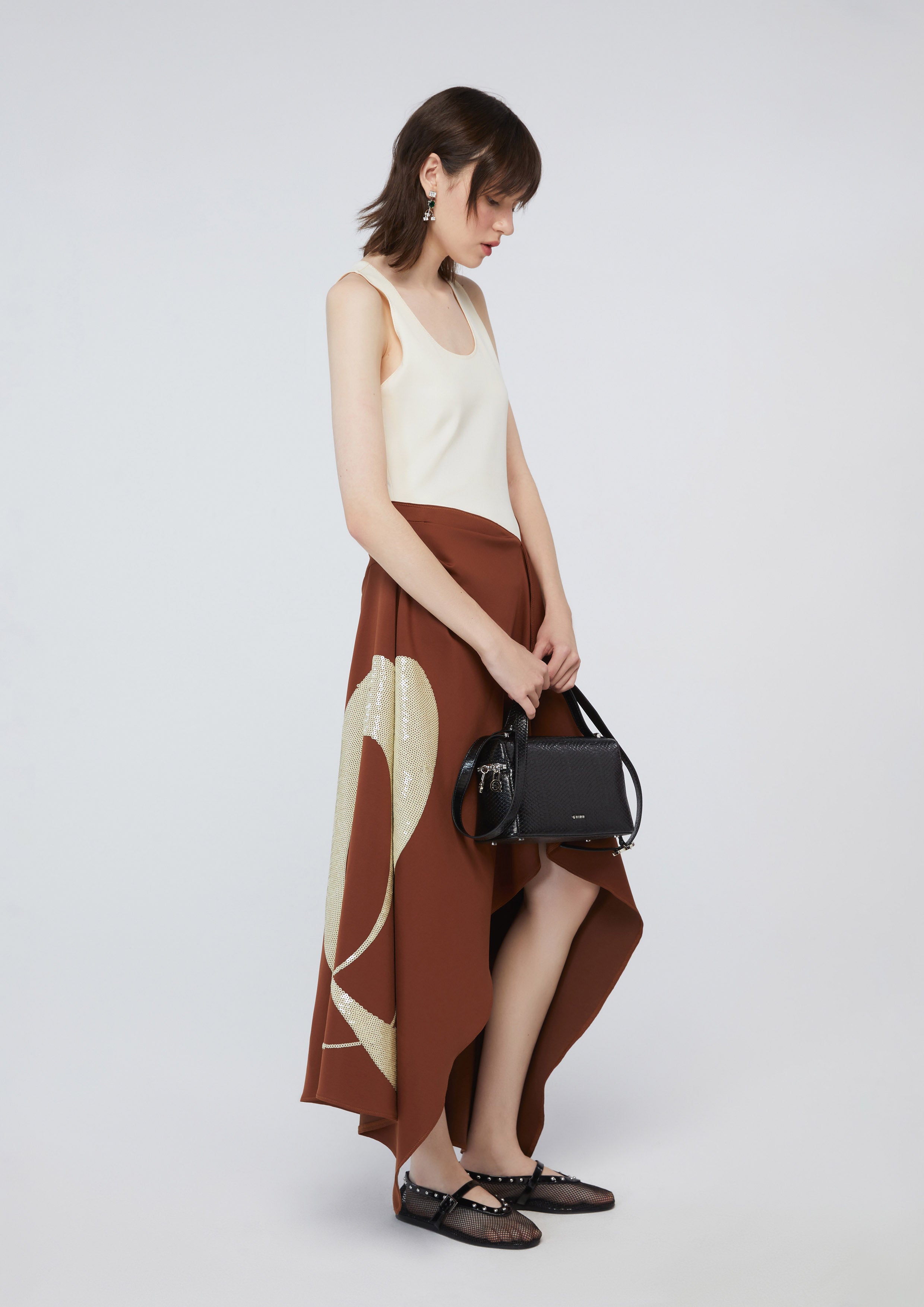 กระโปรงซาตินอสมมาตรแต่งเลื่อม