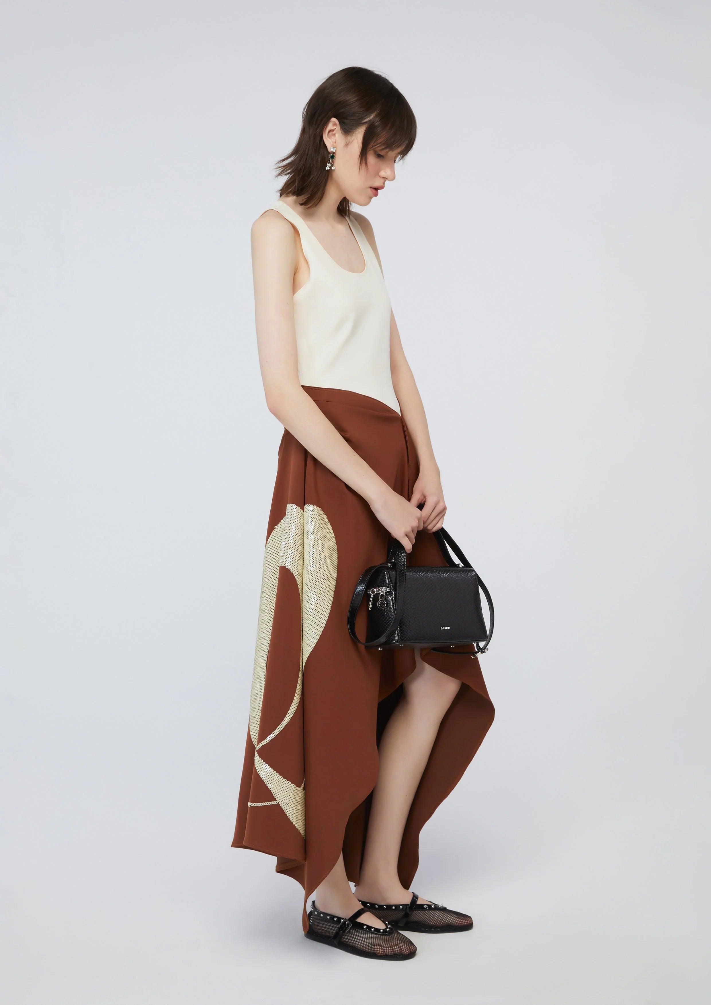 กระโปรงซาตินอสมมาตรแต่งเลื่อม