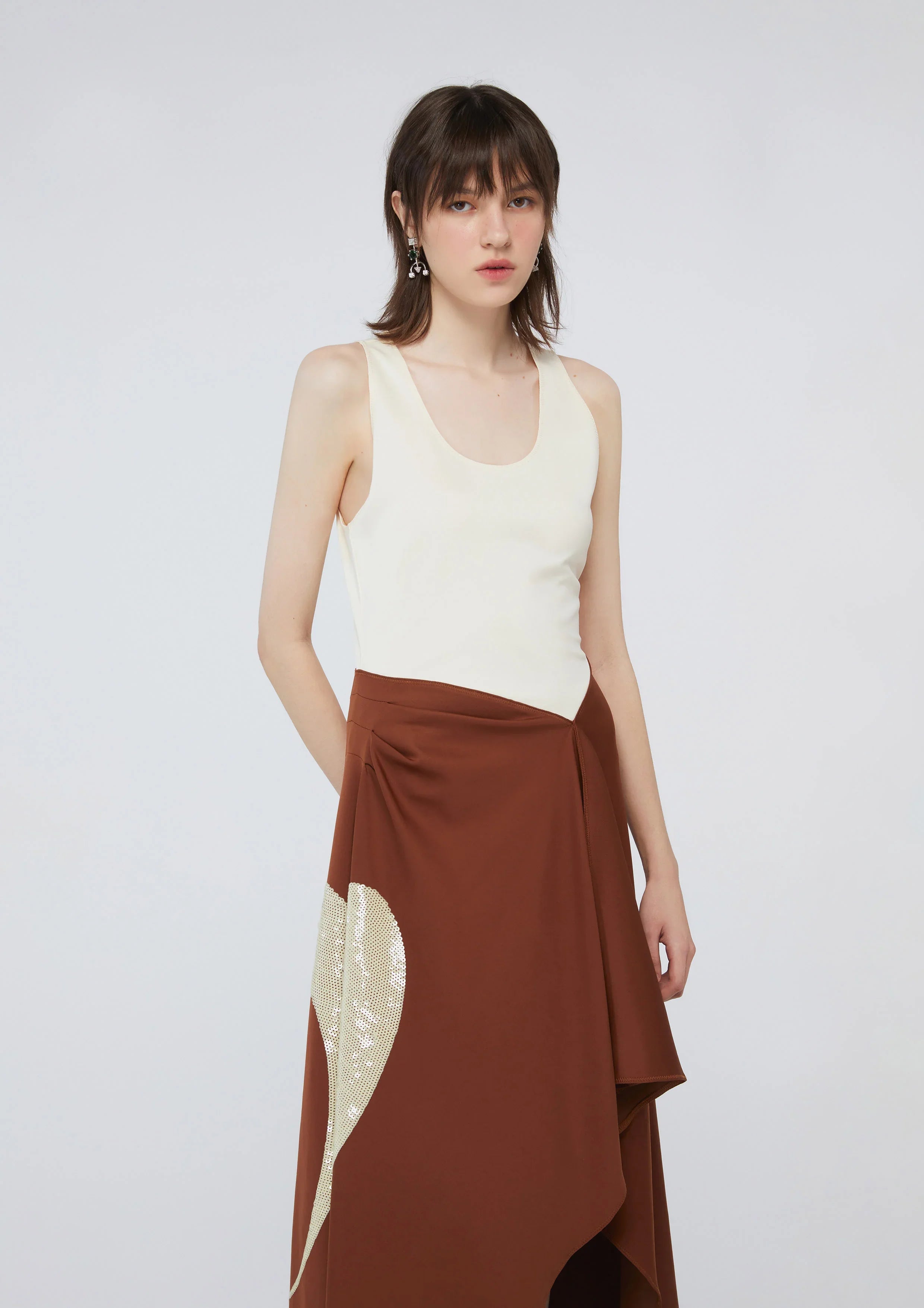 กระโปรงซาตินอสมมาตรแต่งเลื่อม