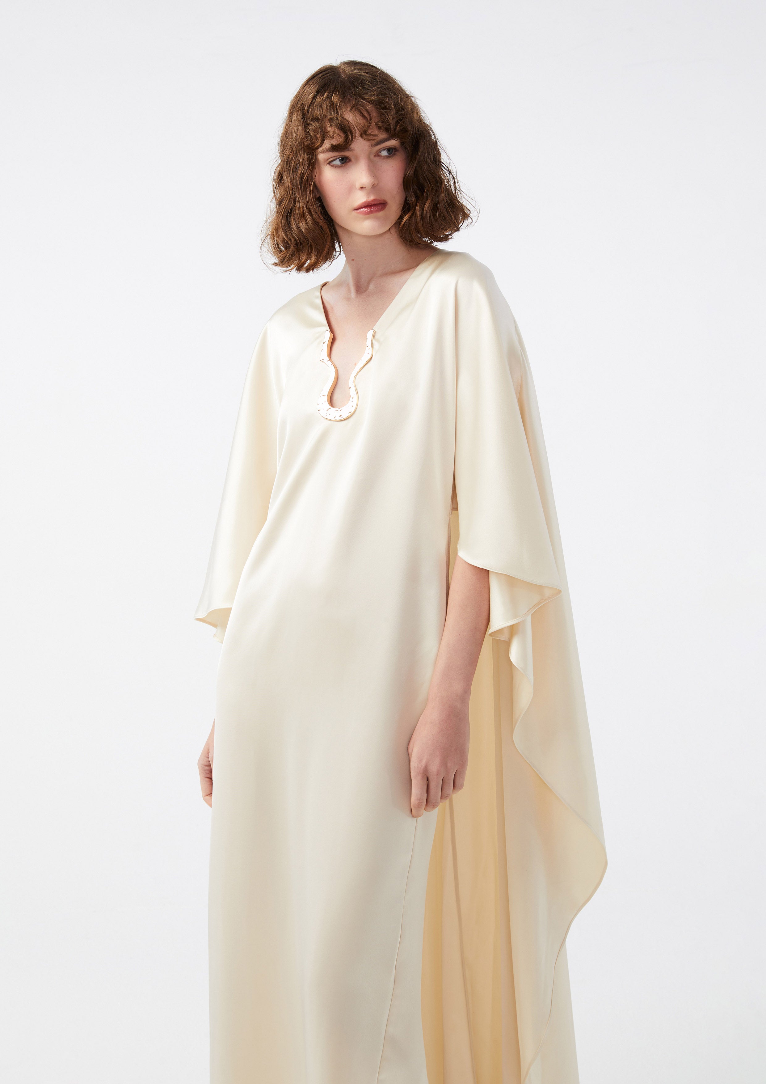 เดรสยาวระบายผ้าซาติน