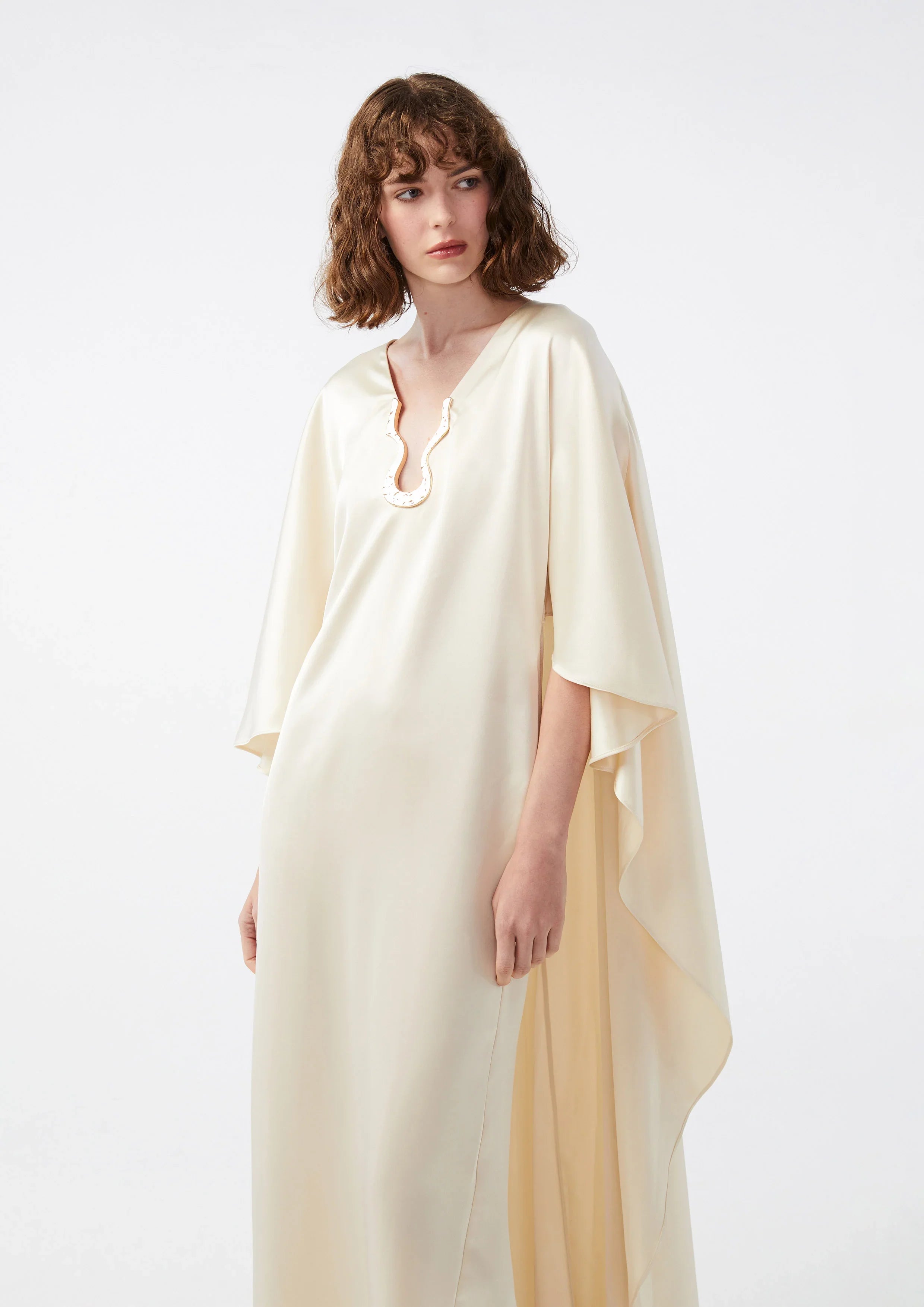 เดรสยาวระบายผ้าซาติน