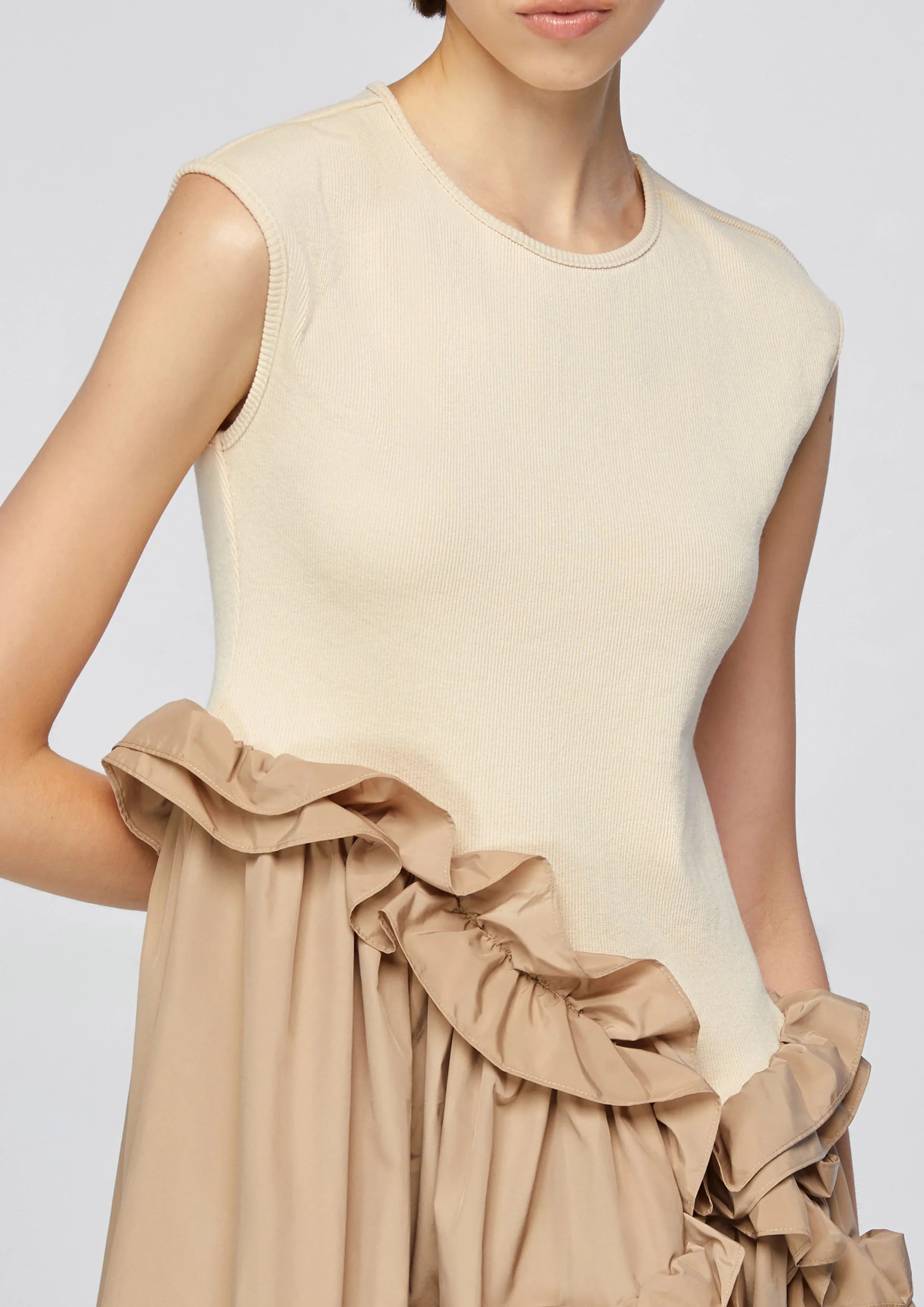 เดรสแขนกุดกระโปรงแต่งผ้าระบาย