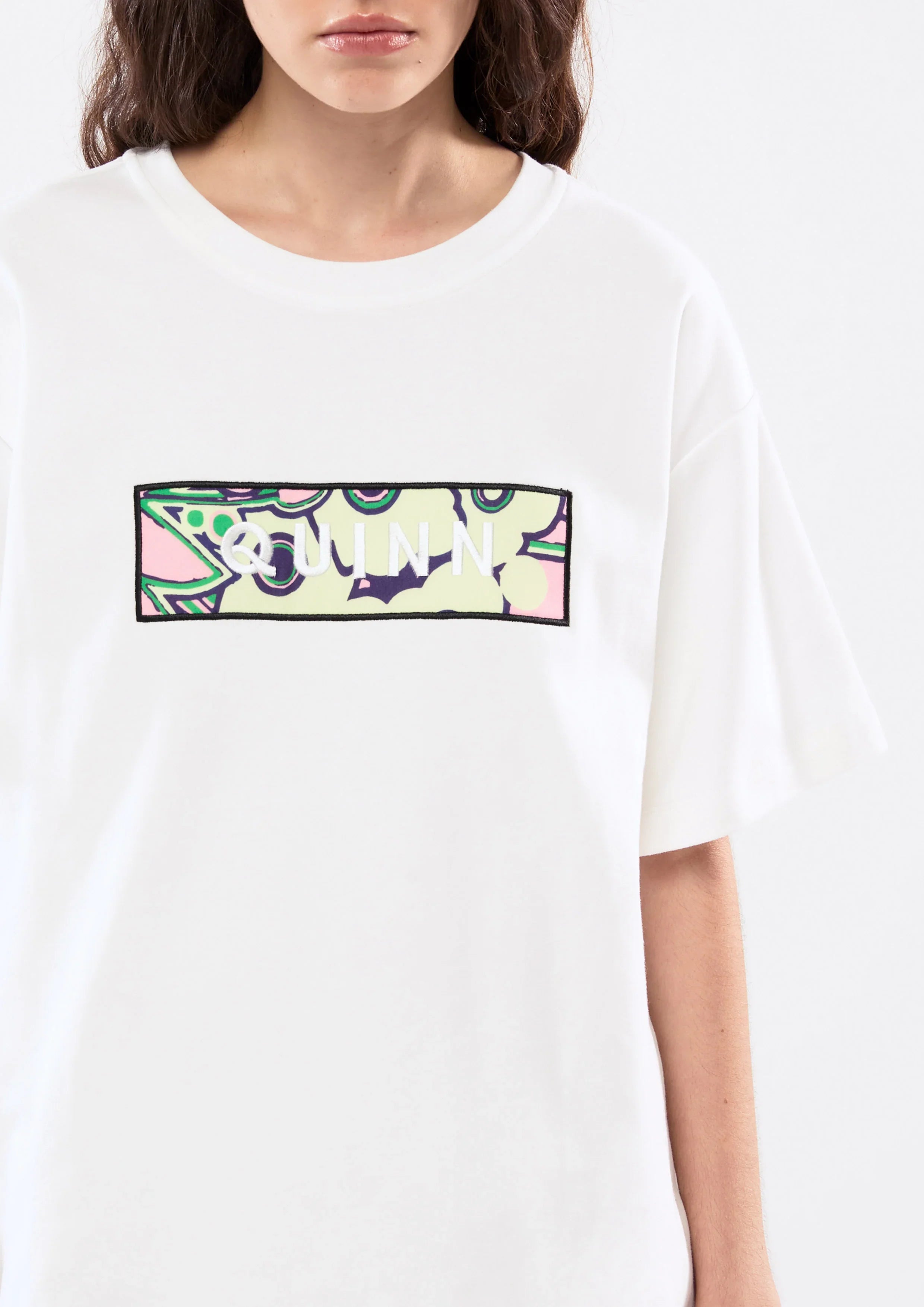 เสื้อยืดแขนสั้นพิมพ์ลายโลโก้กราฟฟิค