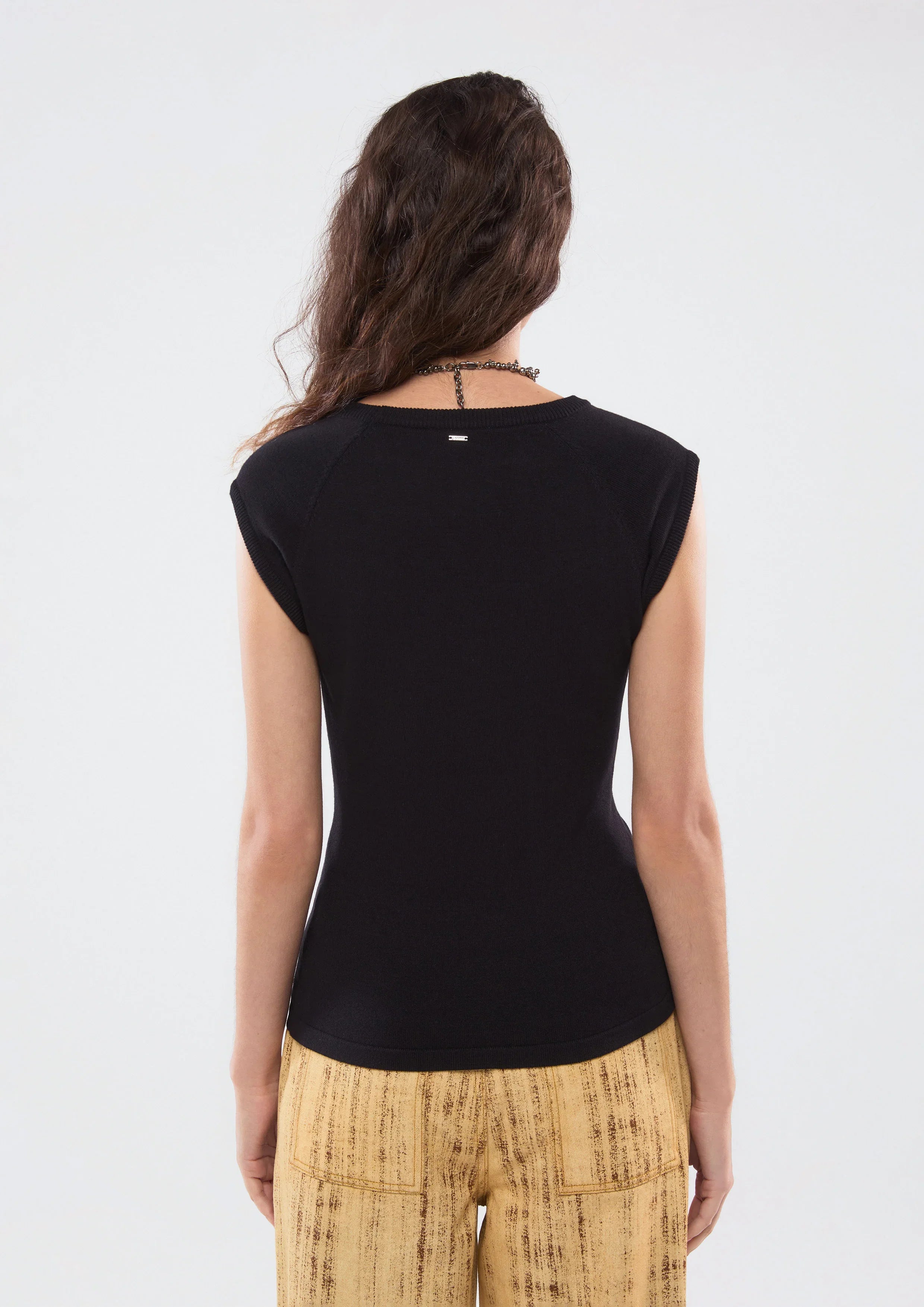 เสื้อแขนกุดทรงสลิมฟิต