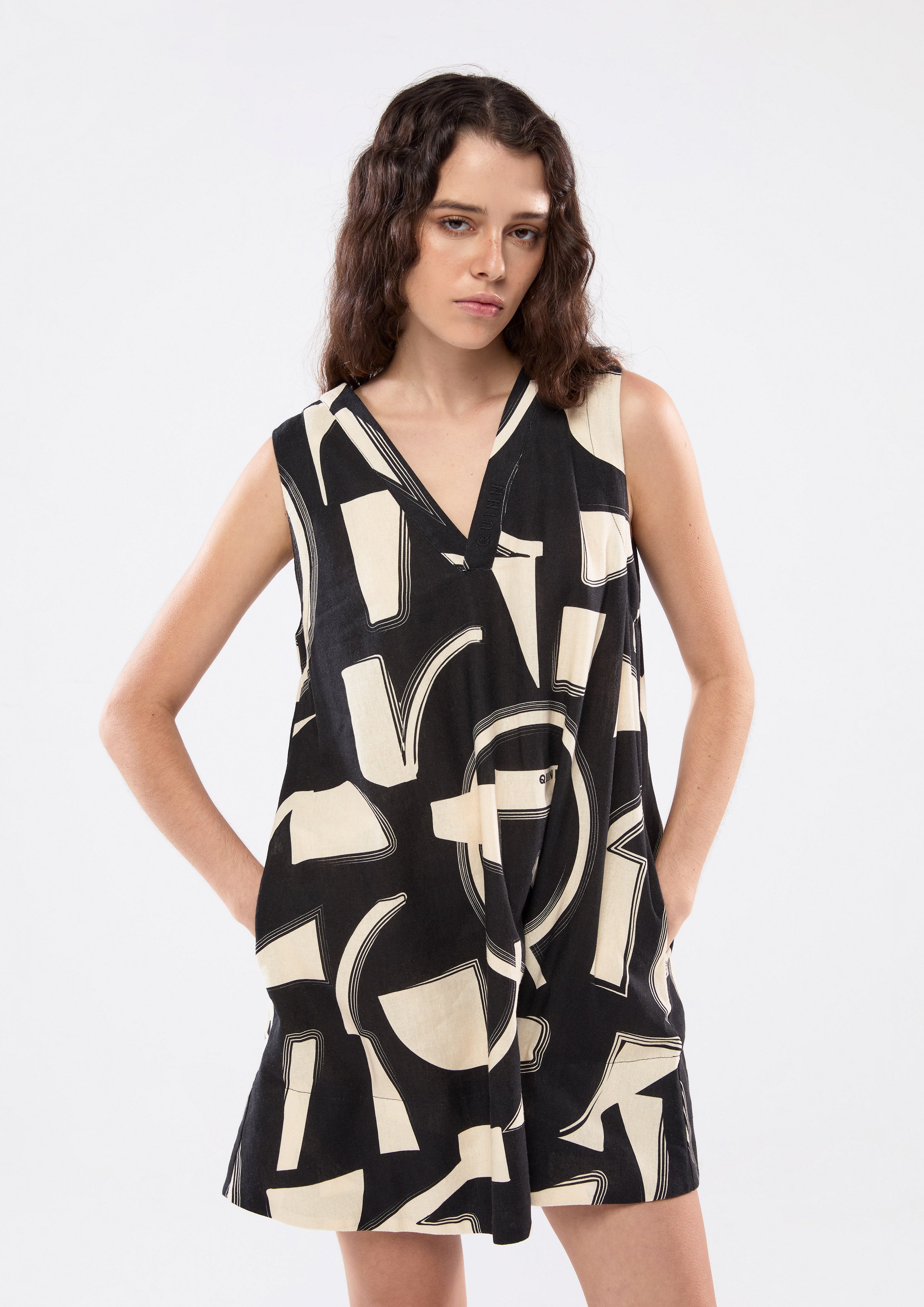 เดรสสั้นแขนกุดพิมพ์ลาย