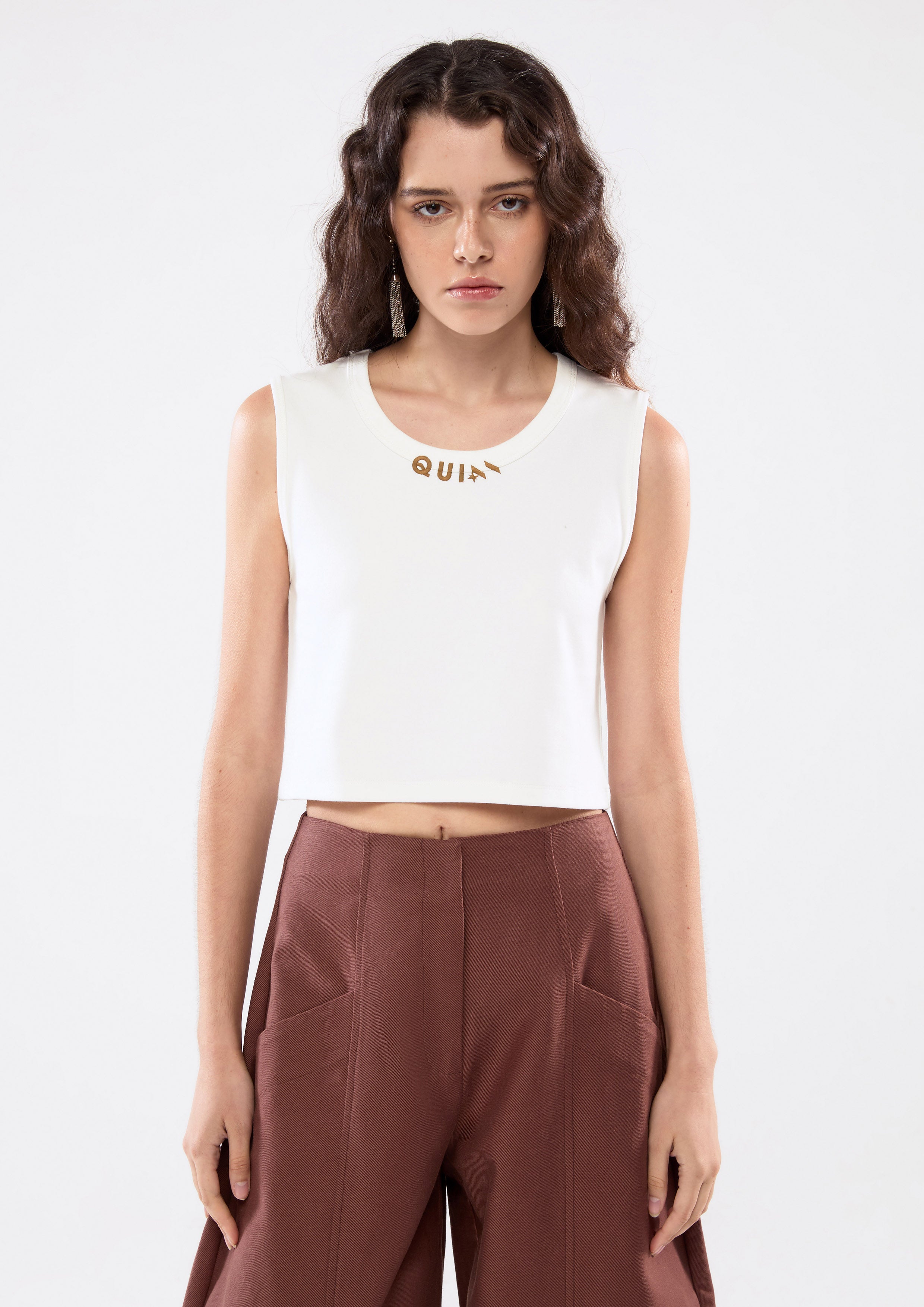 เสื้อครอปแขนกุดปักโลโก้