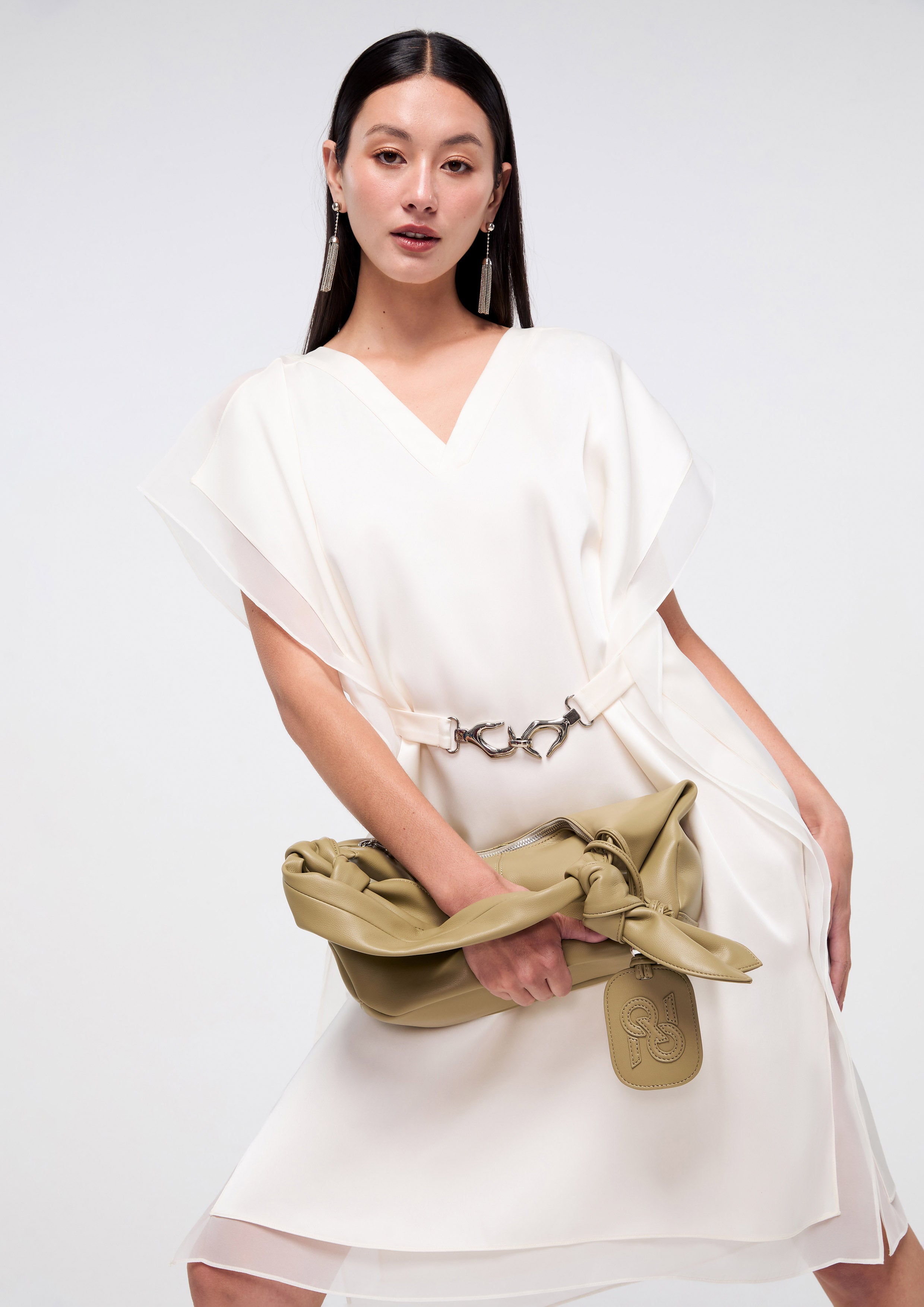 เดรสสั้นคอวีพร้อมเข็มขัด