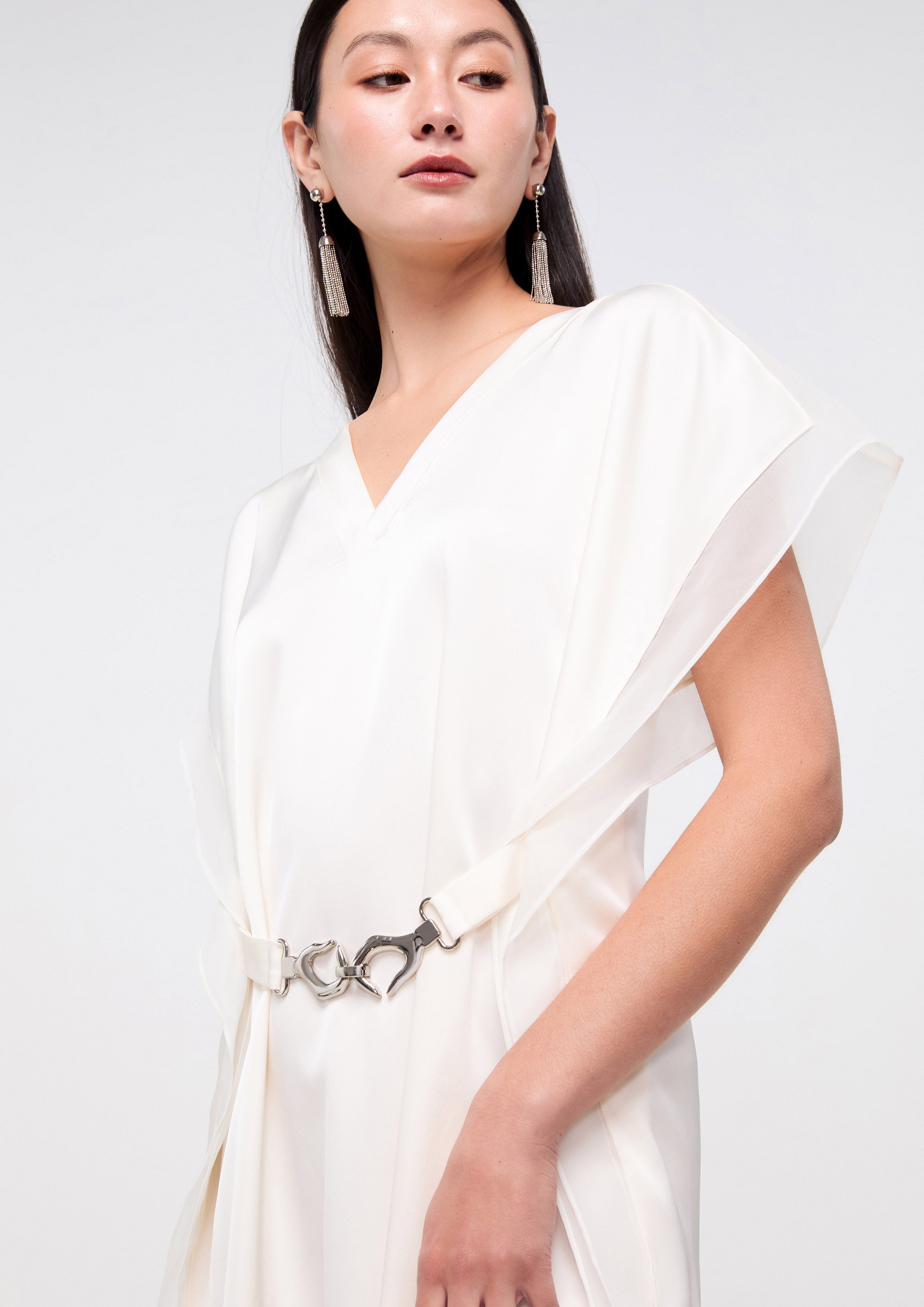 เดรสสั้นคอวีพร้อมเข็มขัด