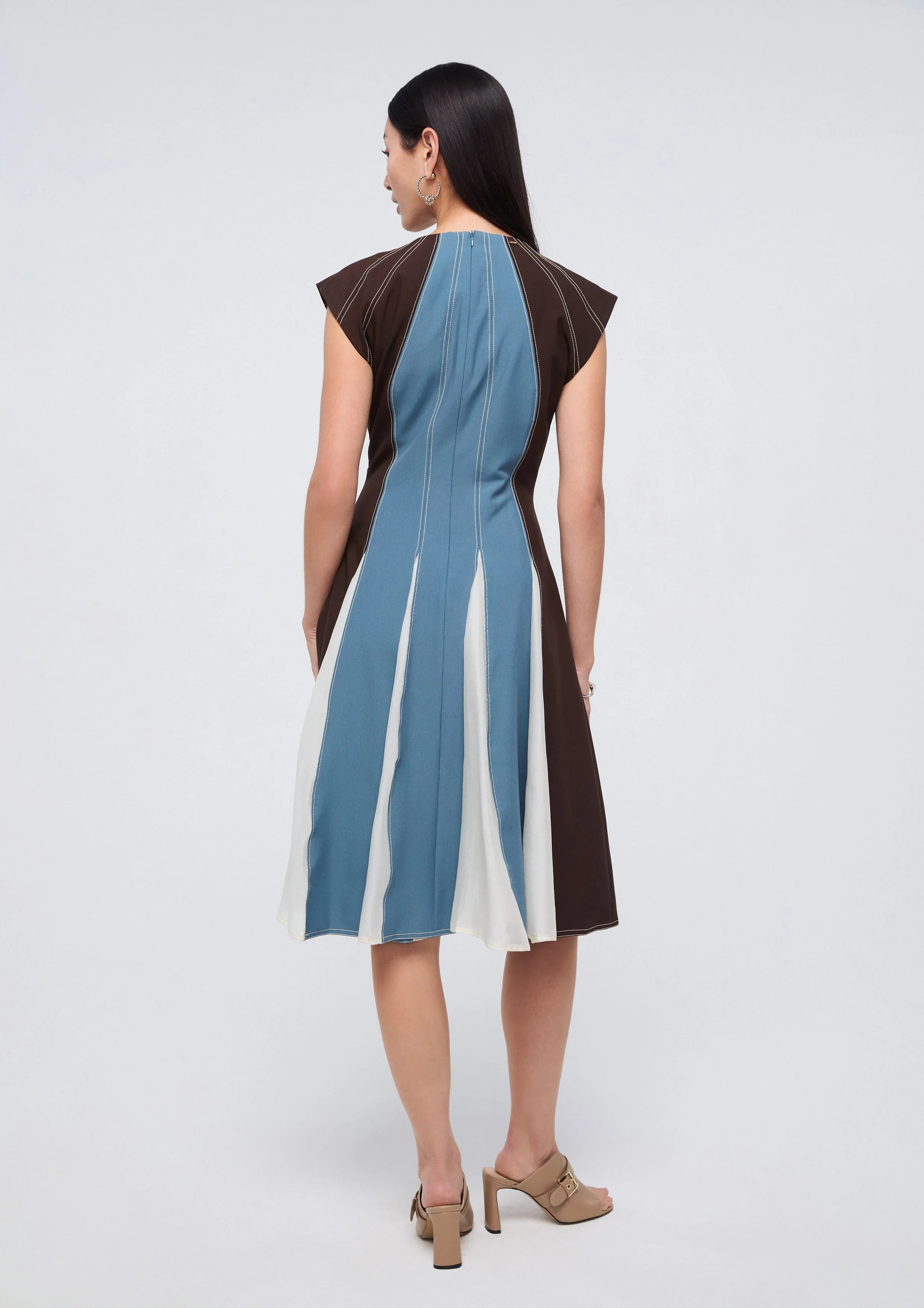 เดรสสั้นพาแนลแขนกุด