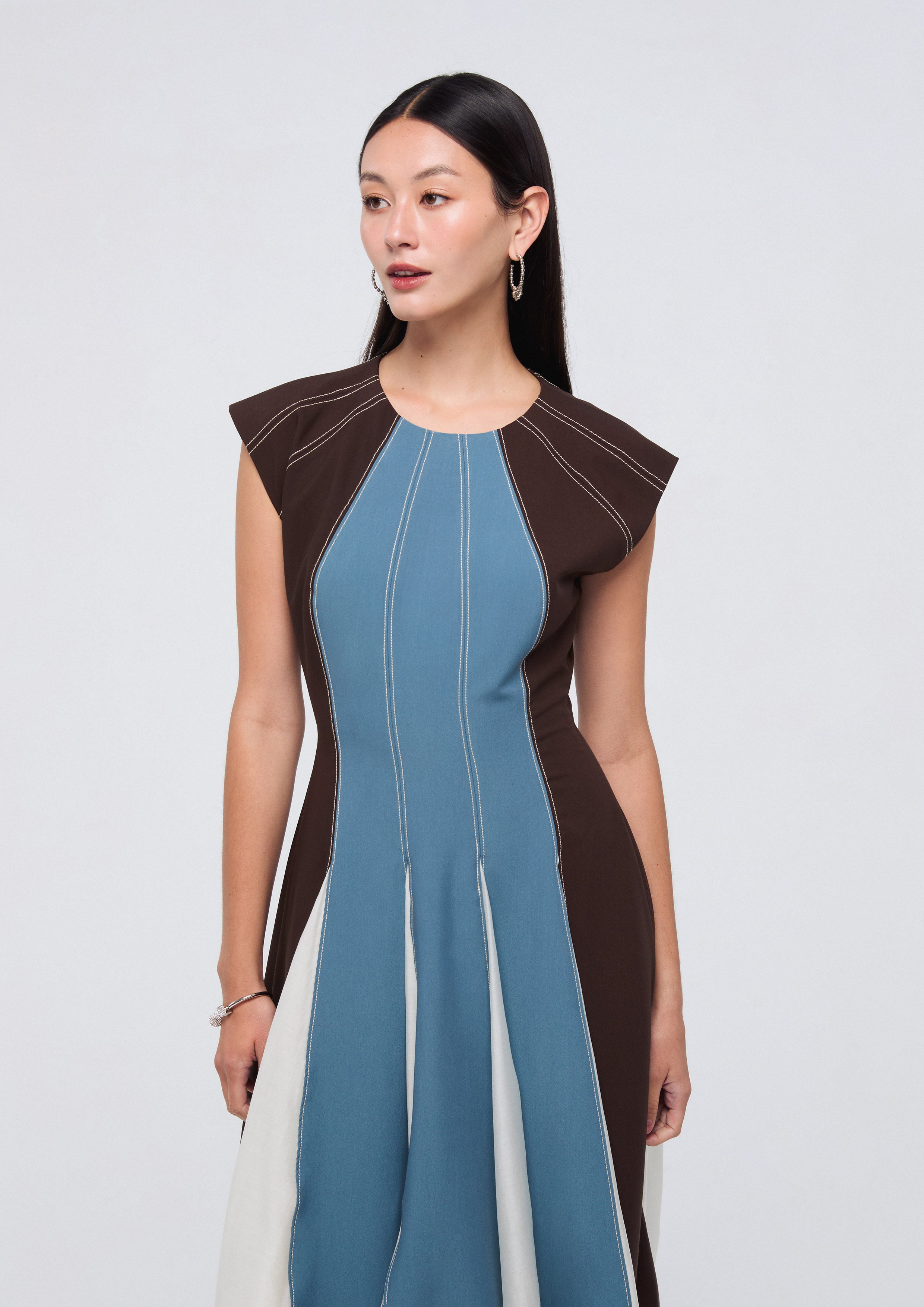 เดรสสั้นพาแนลแขนกุด