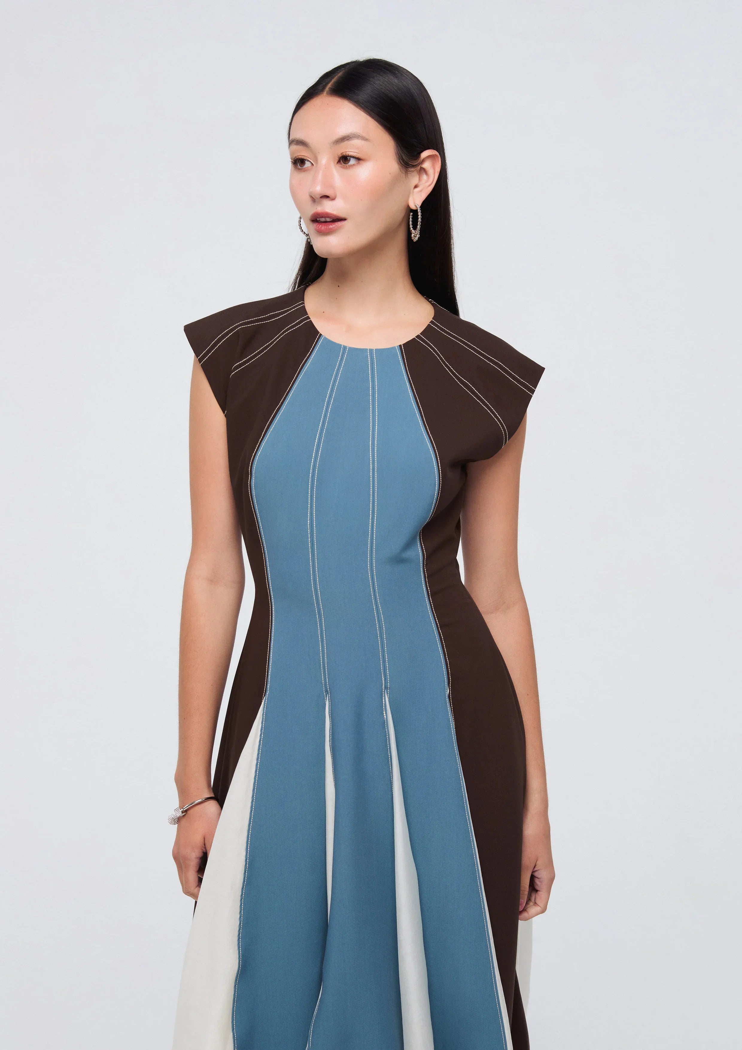 เดรสสั้นพาแนลแขนกุด