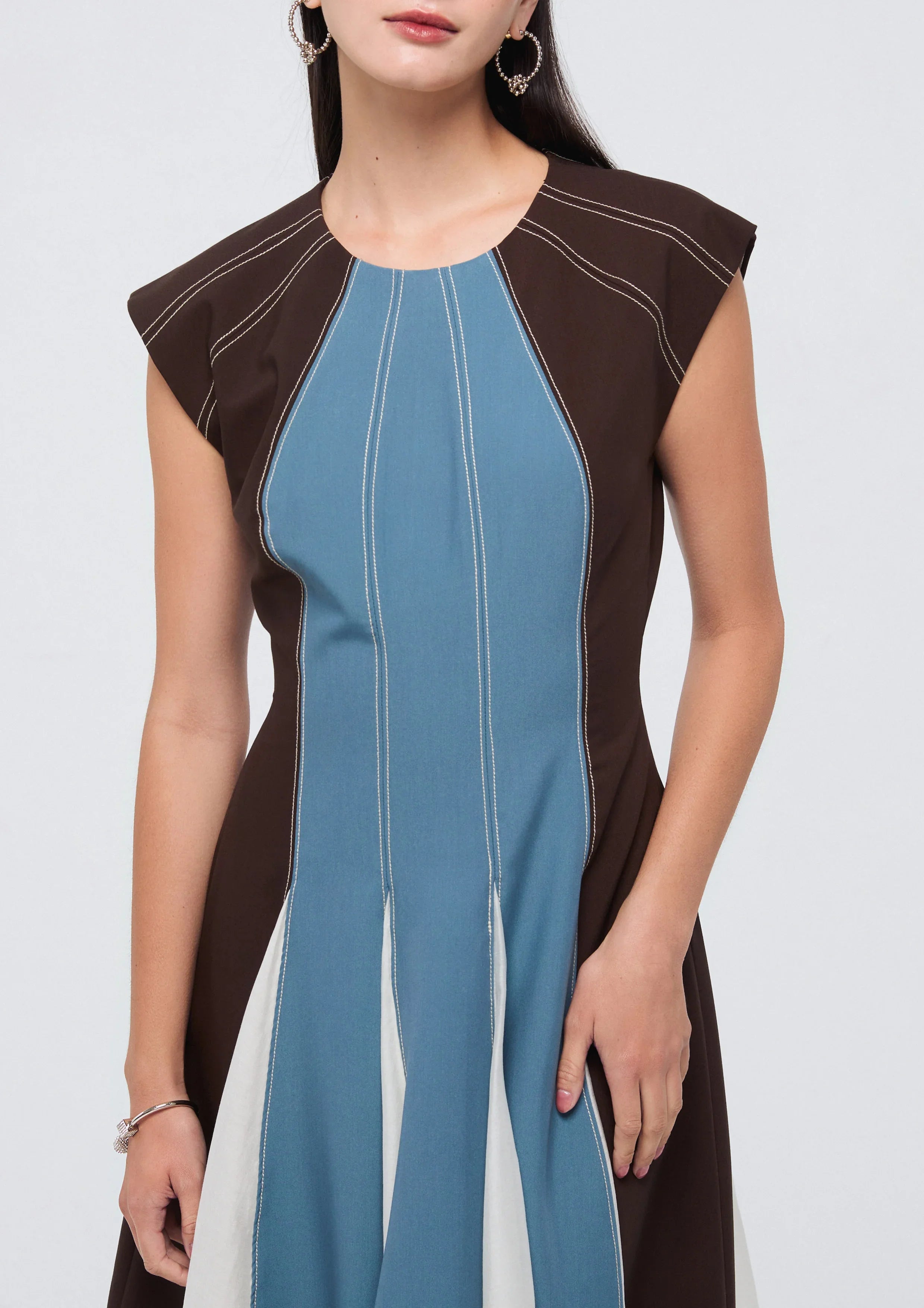 เดรสสั้นพาแนลแขนกุด