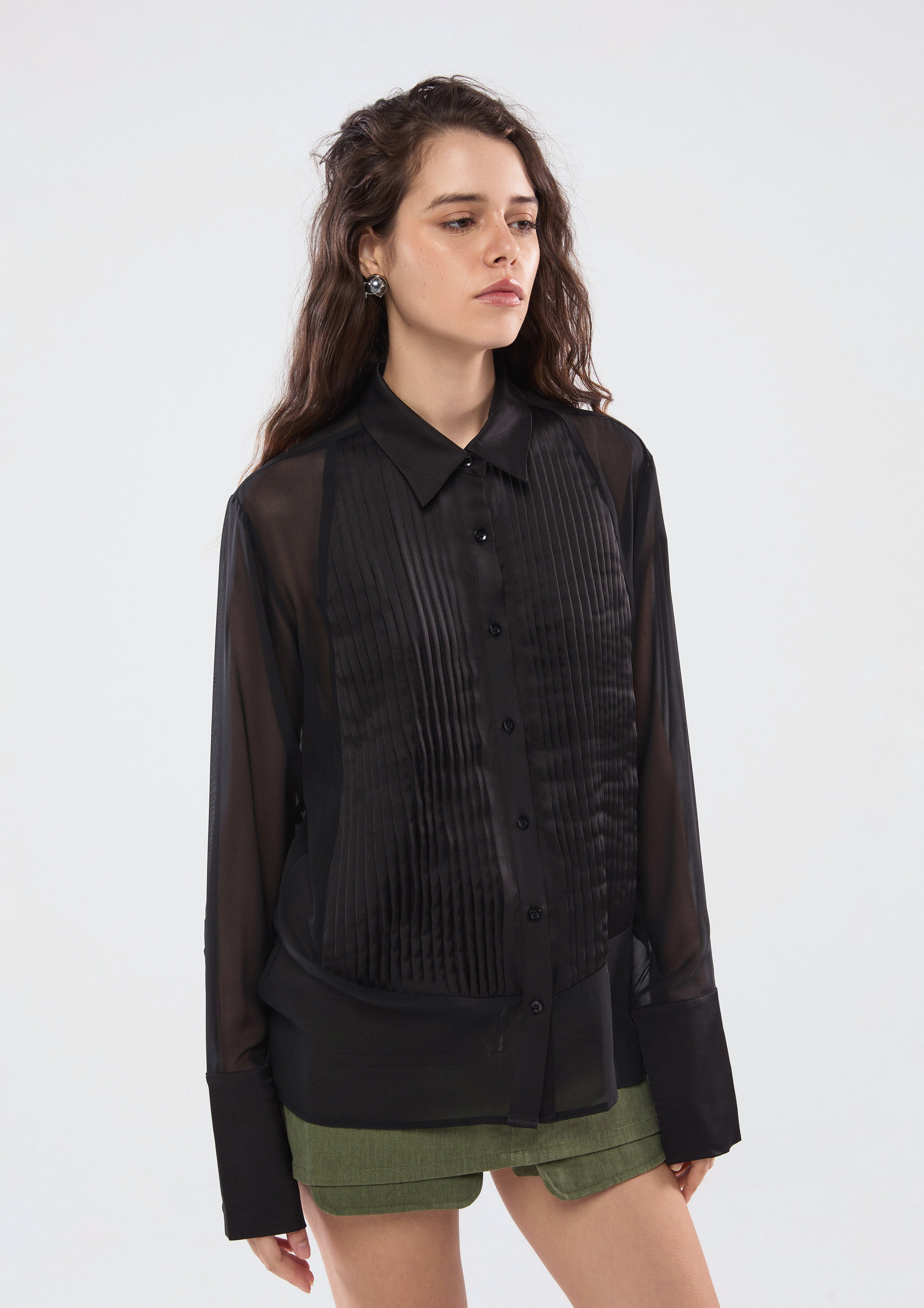 เสื้อเชิ้ตผ้าซีทรูแต่งผ้าพลีท