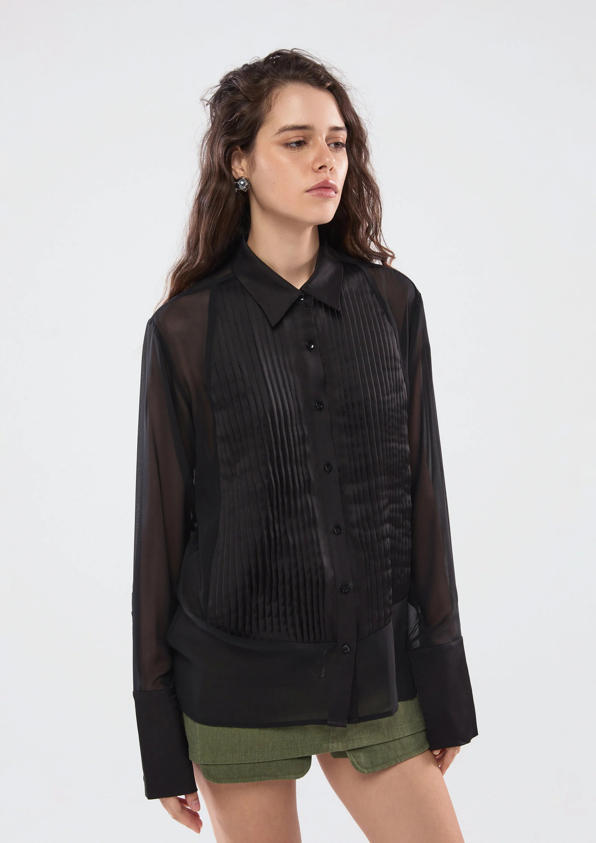 เสื้อเชิ้ตผ้าซีทรูแต่งผ้าพลีท