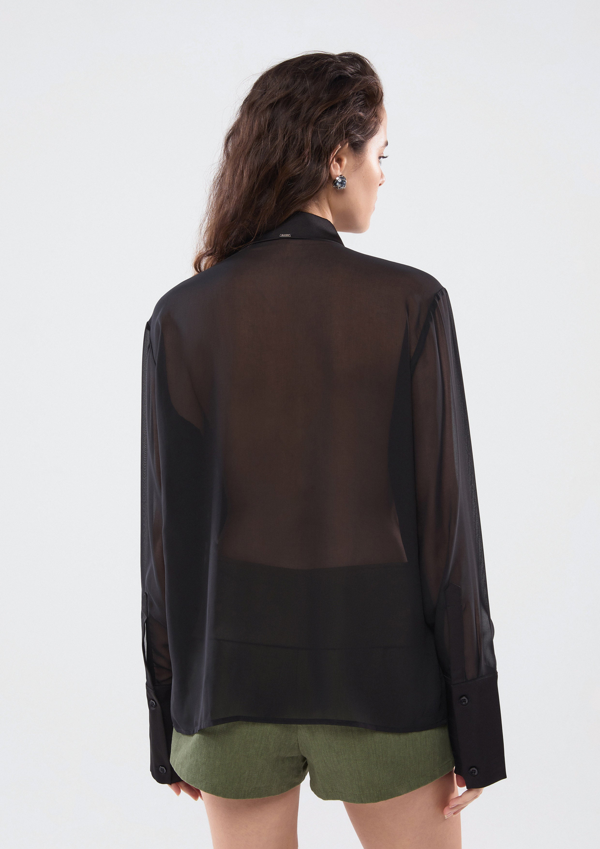 เสื้อเชิ้ตผ้าซีทรูแต่งผ้าพลีท