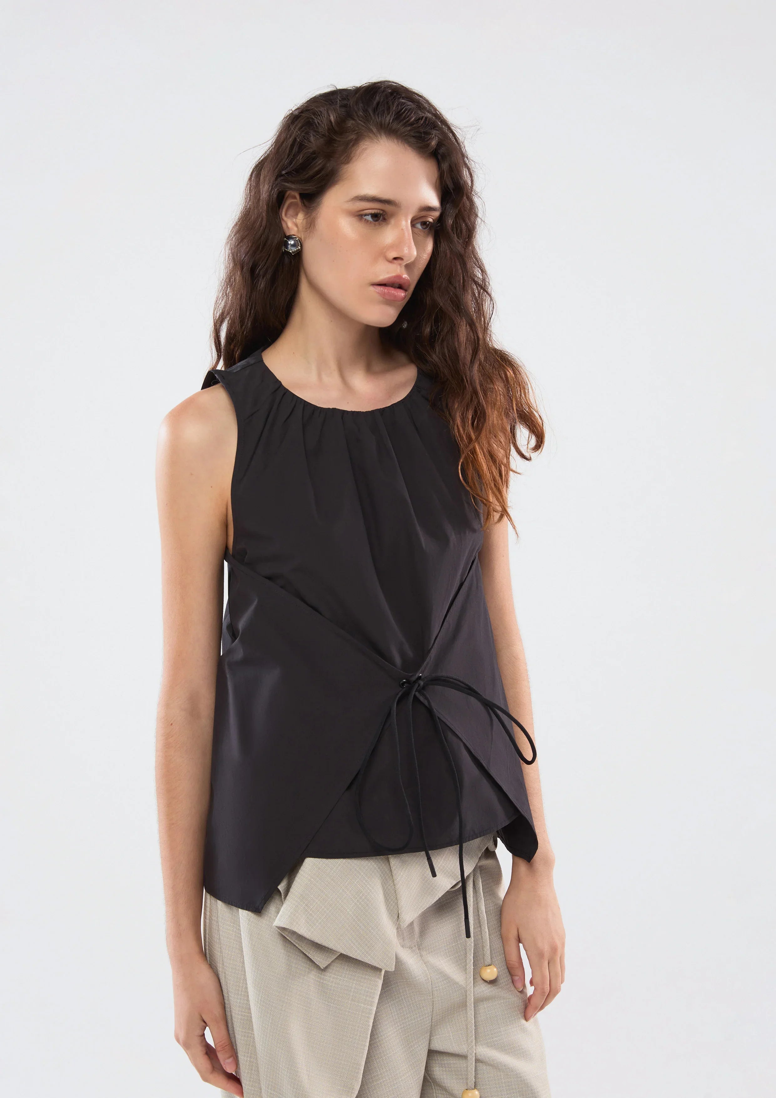 เสื้อแขนกุดผูกโบไขว้หน้า