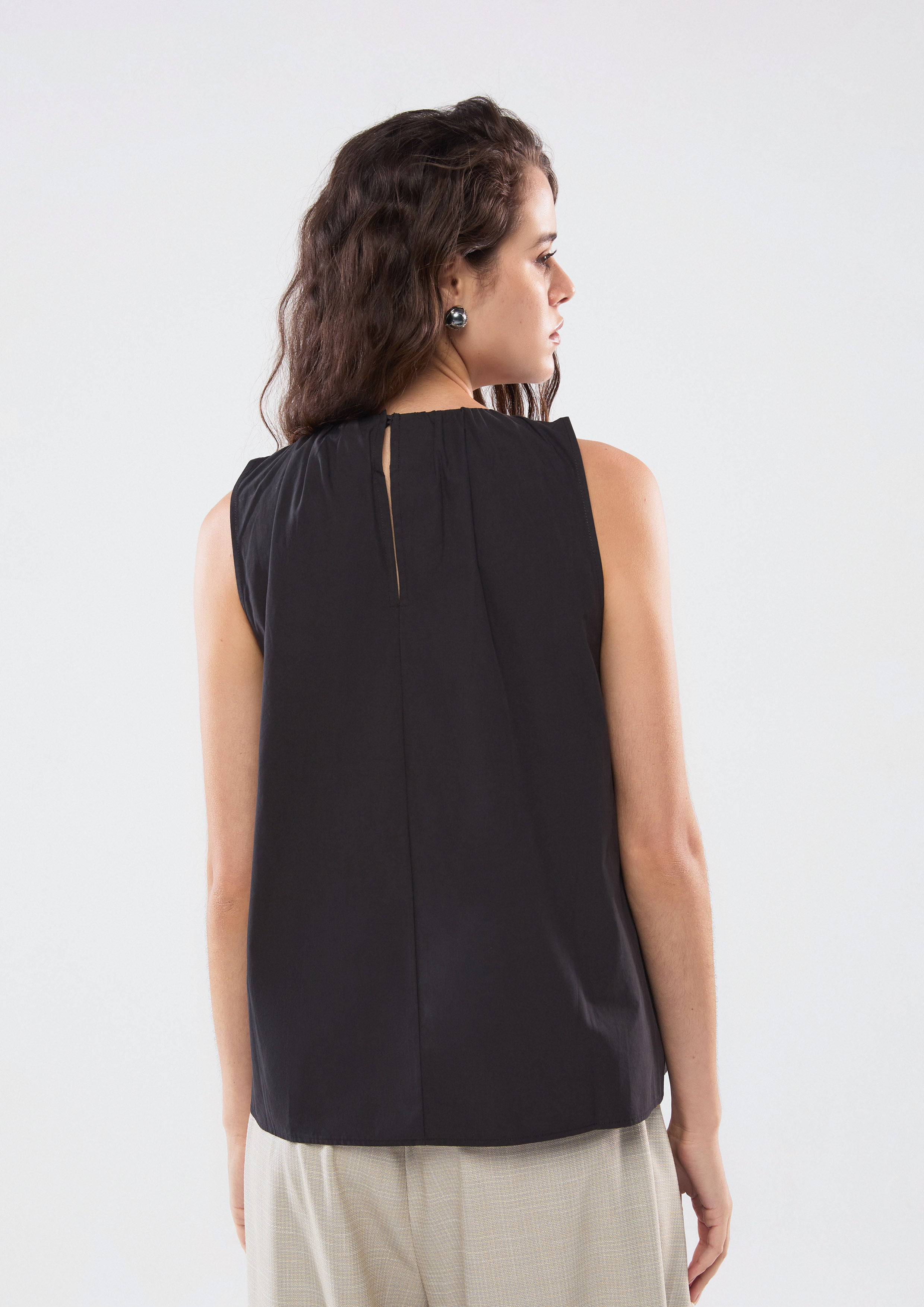 เสื้อแขนกุดผูกโบไขว้หน้า