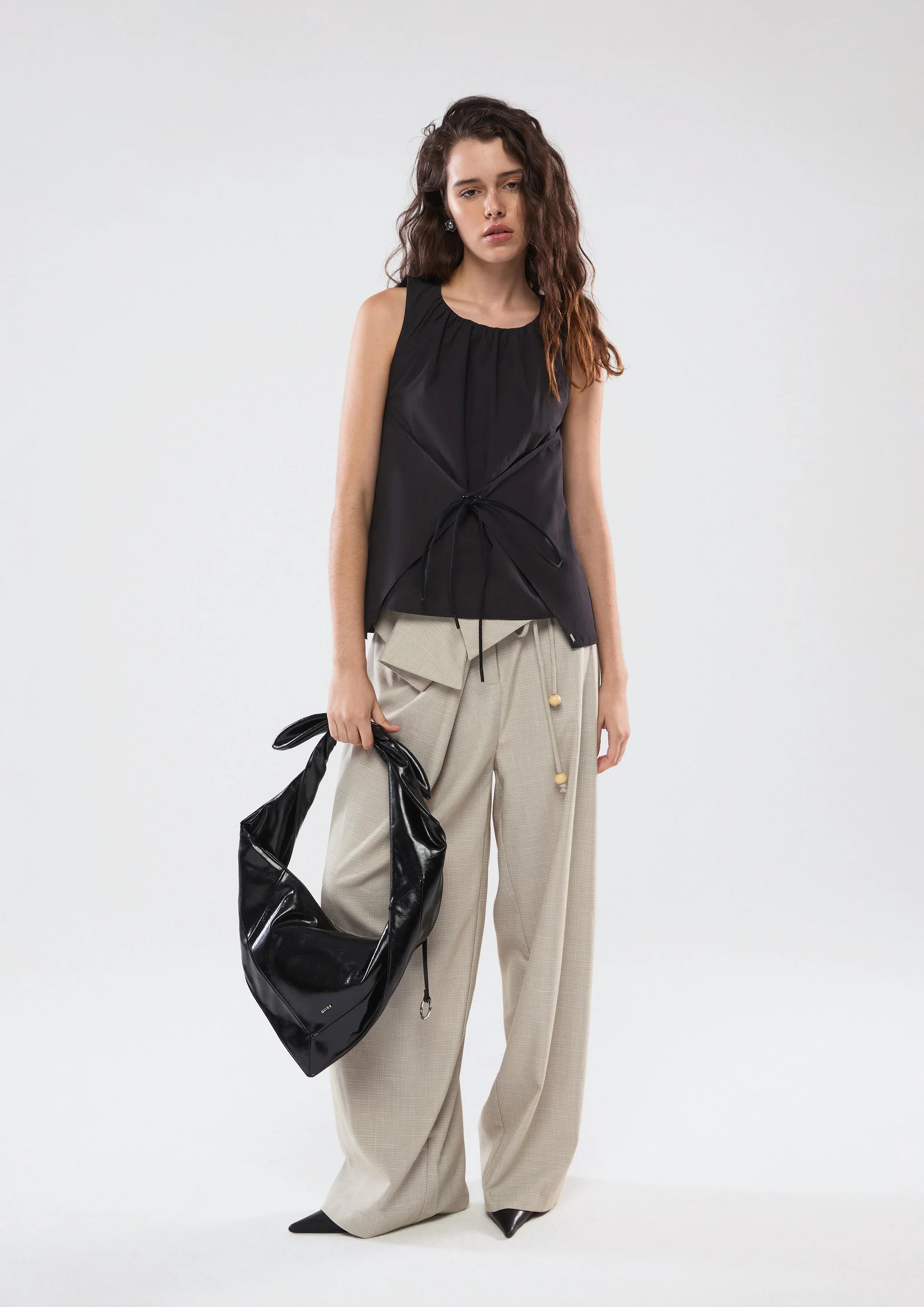 เสื้อแขนกุดผูกโบไขว้หน้า