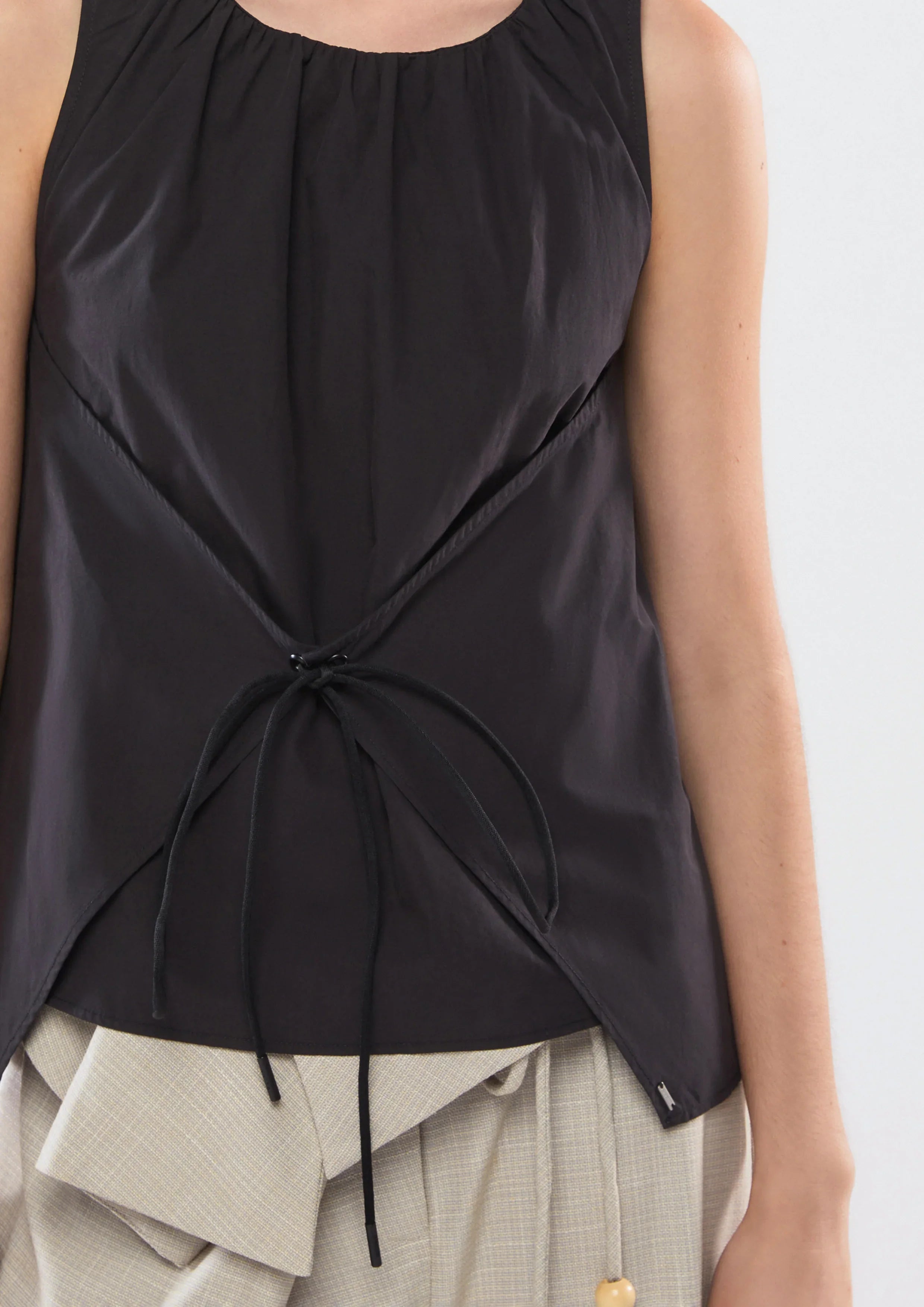 เสื้อแขนกุดผูกโบไขว้หน้า