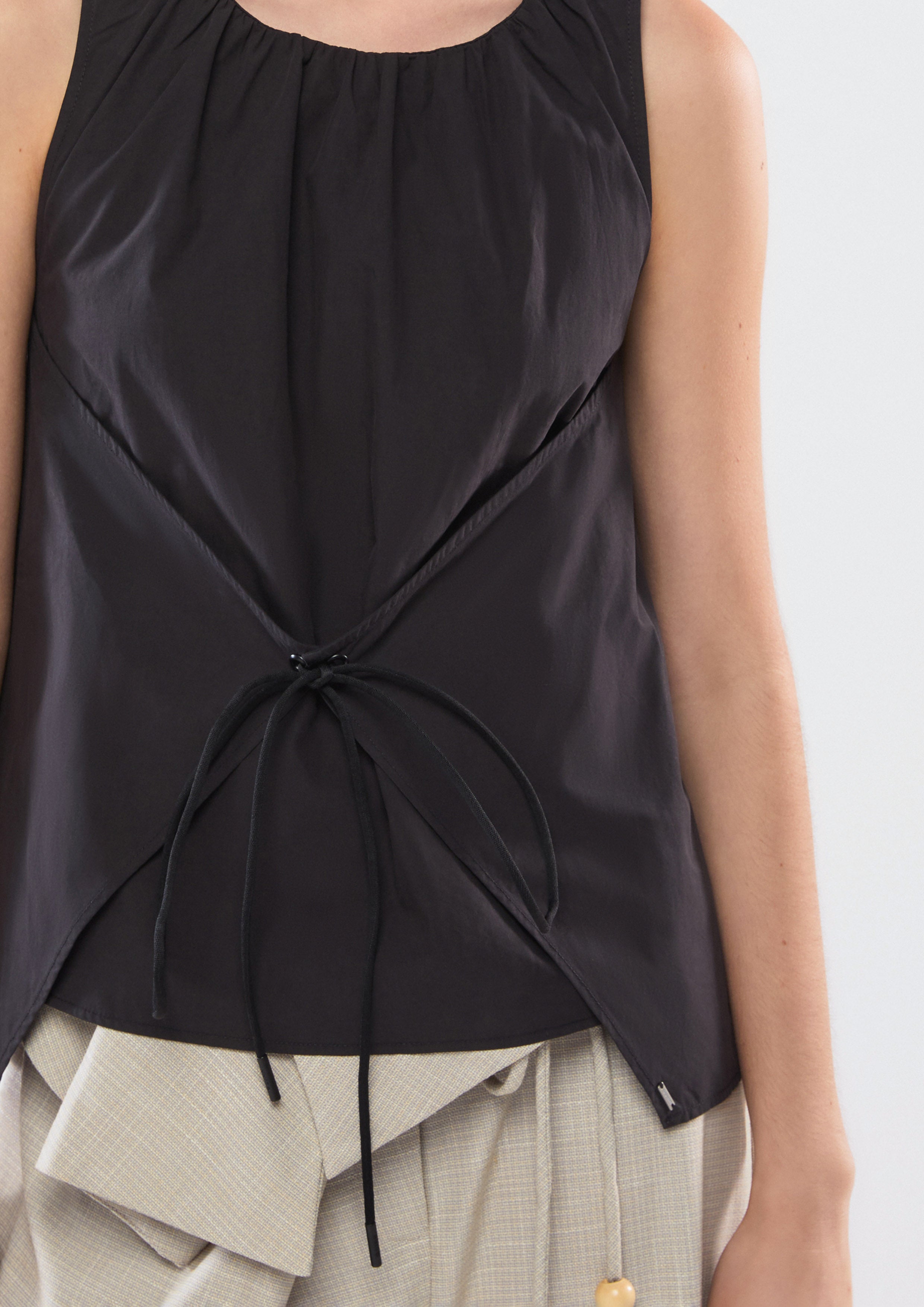 เสื้อแขนกุดผูกโบไขว้หน้า