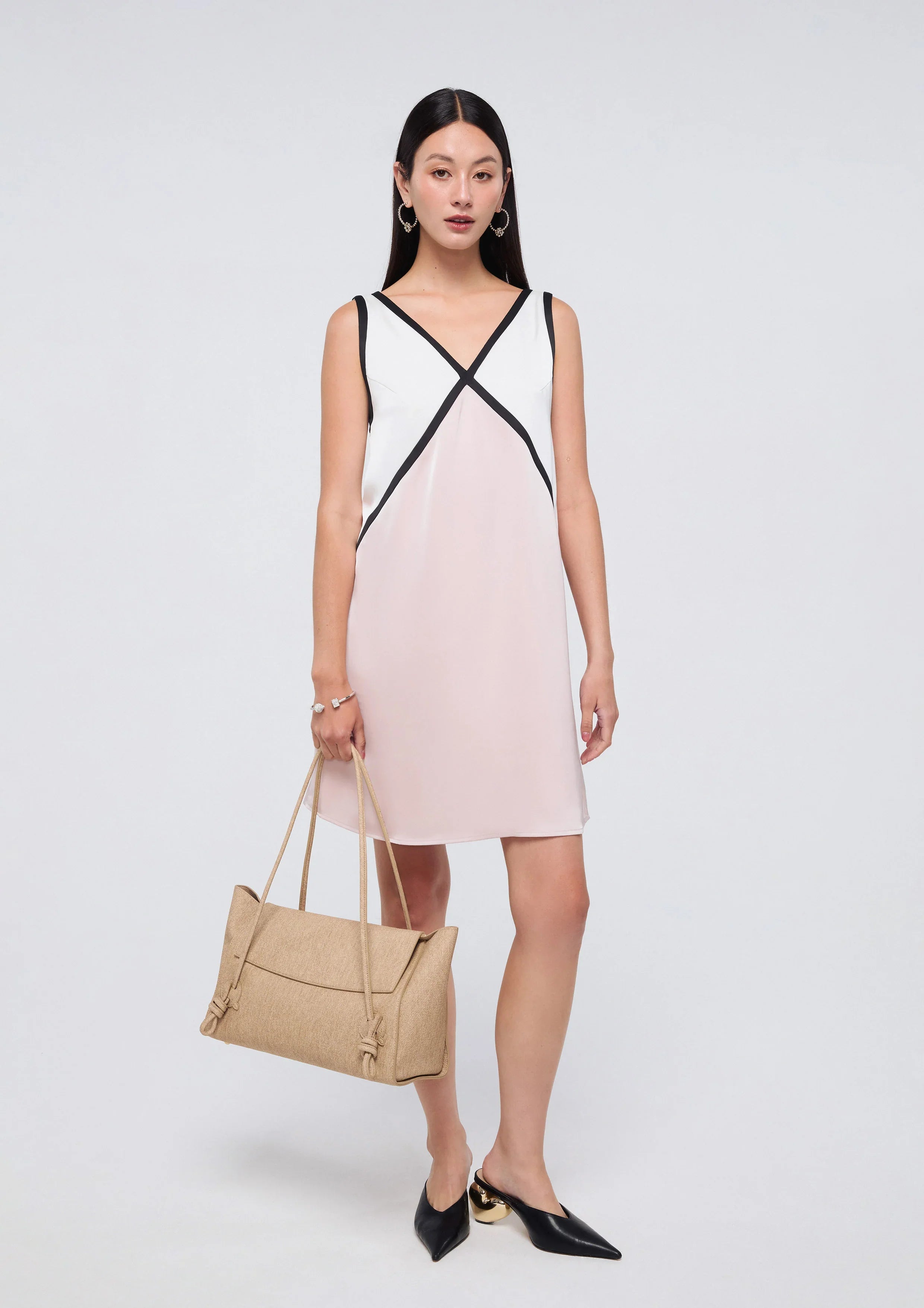 เดรสสั้นพาแนลคอวี