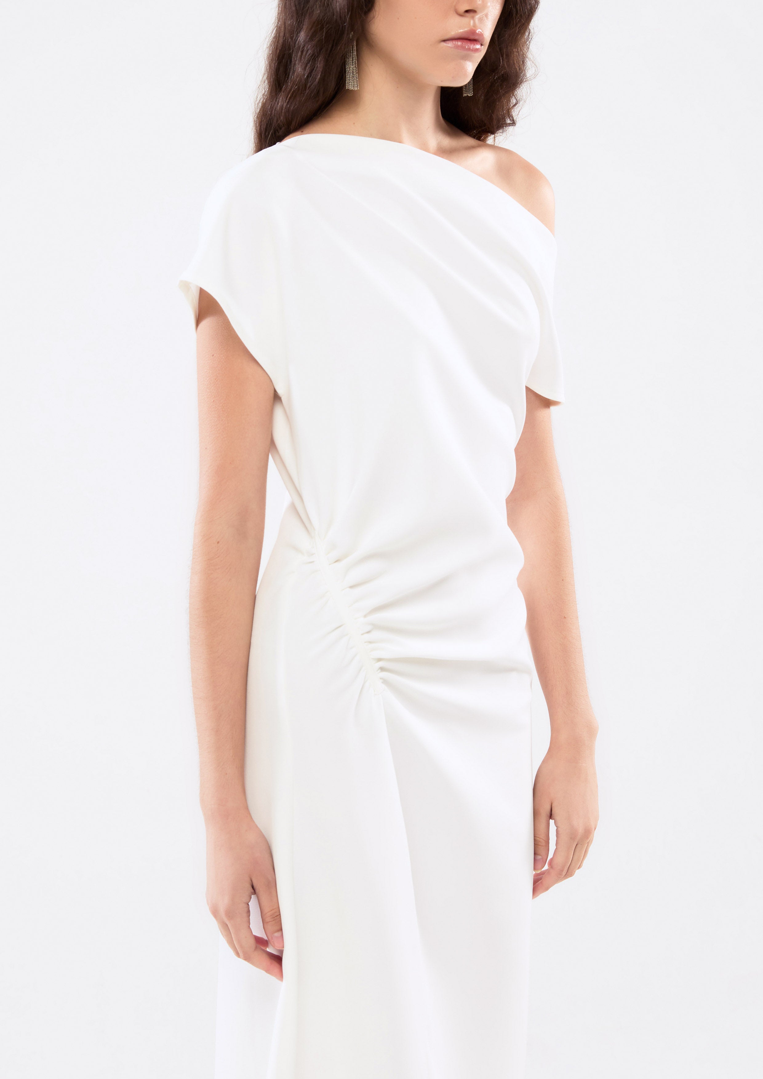 เดรสสั้นเปิดไหล่แต่งย่น