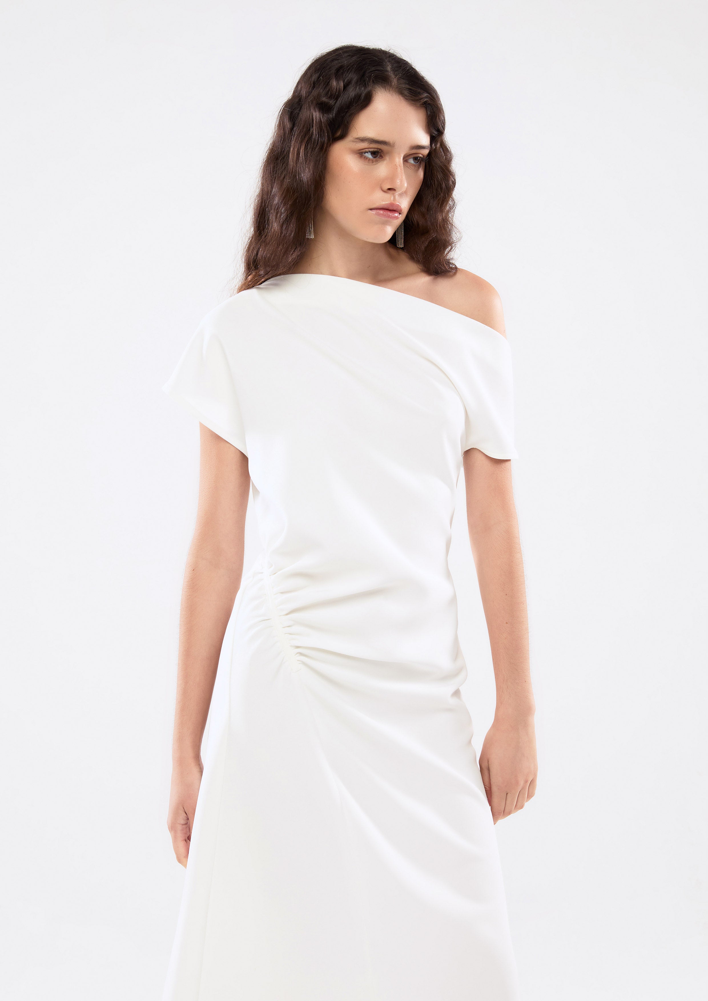 เดรสสั้นเปิดไหล่แต่งย่น