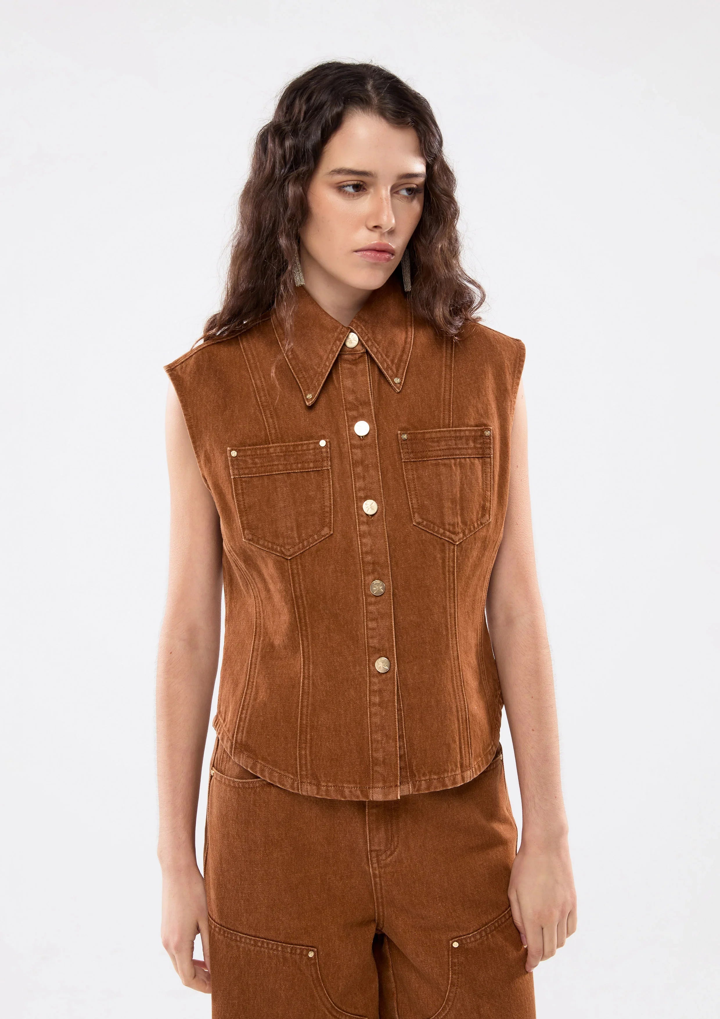 เสื้อเดนิมแขนกุดติดกระดุม