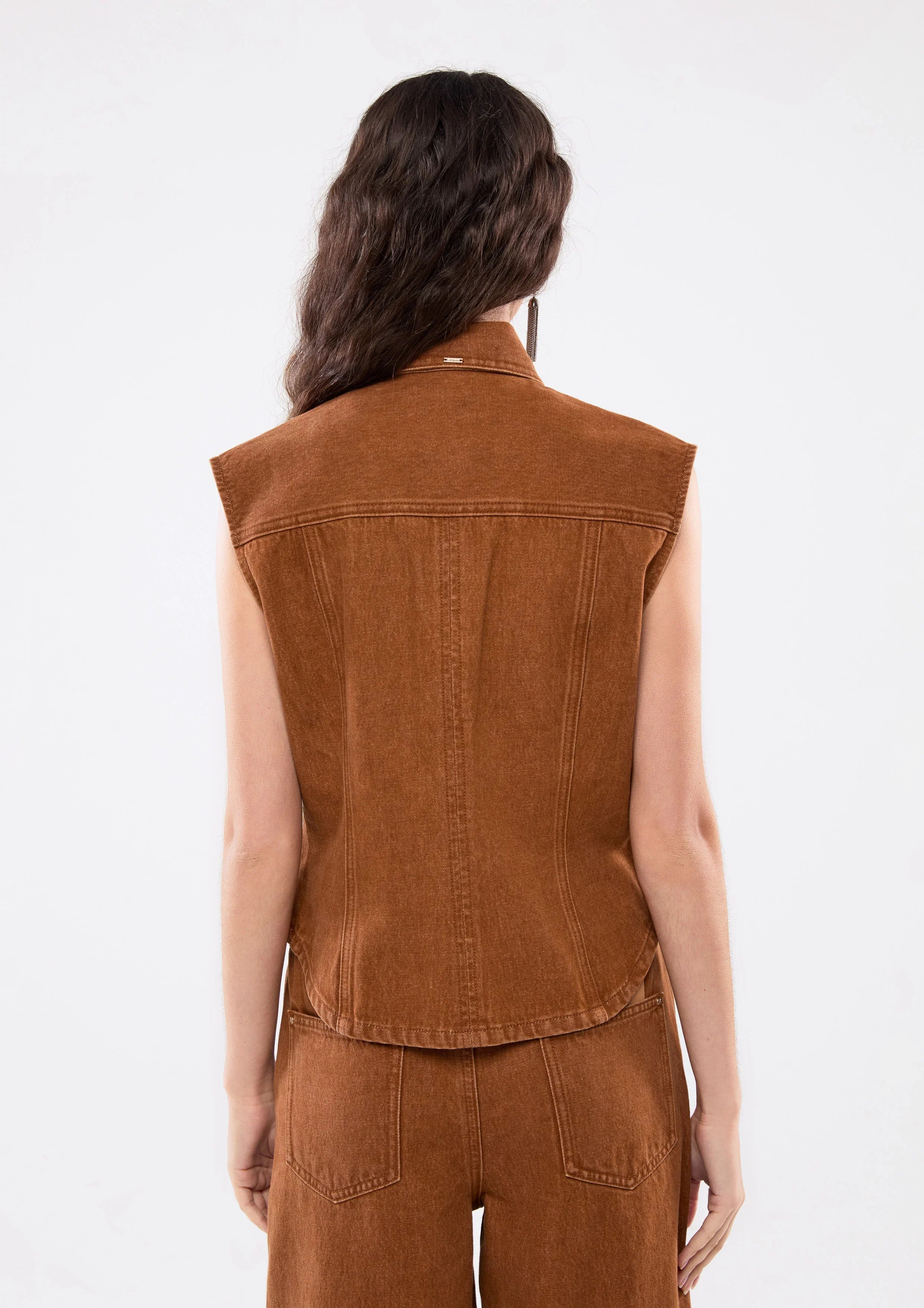 เสื้อเดนิมแขนกุดติดกระดุม