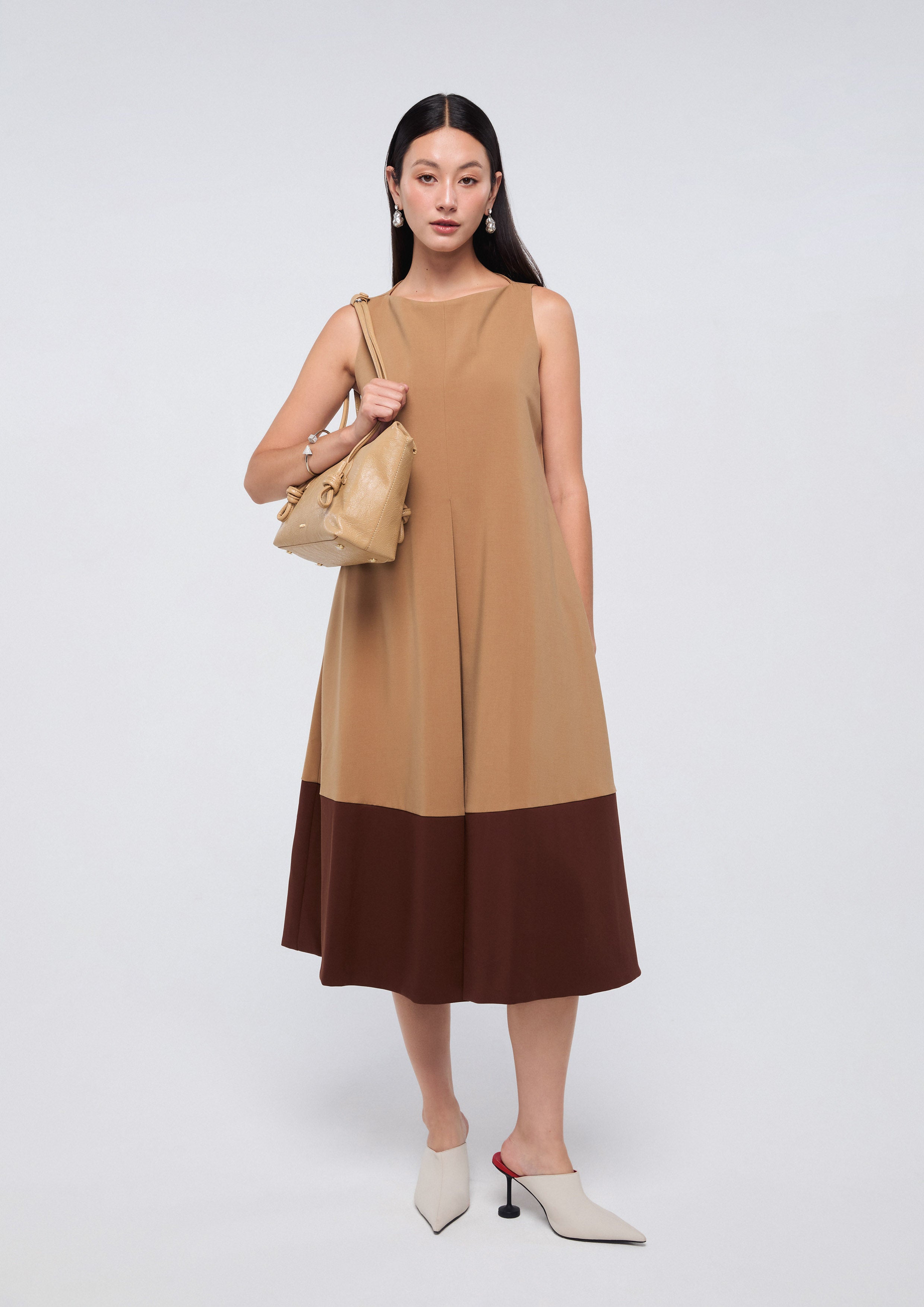 เดรสคลุมเข่าแขนกุดกระโปรงระบาย