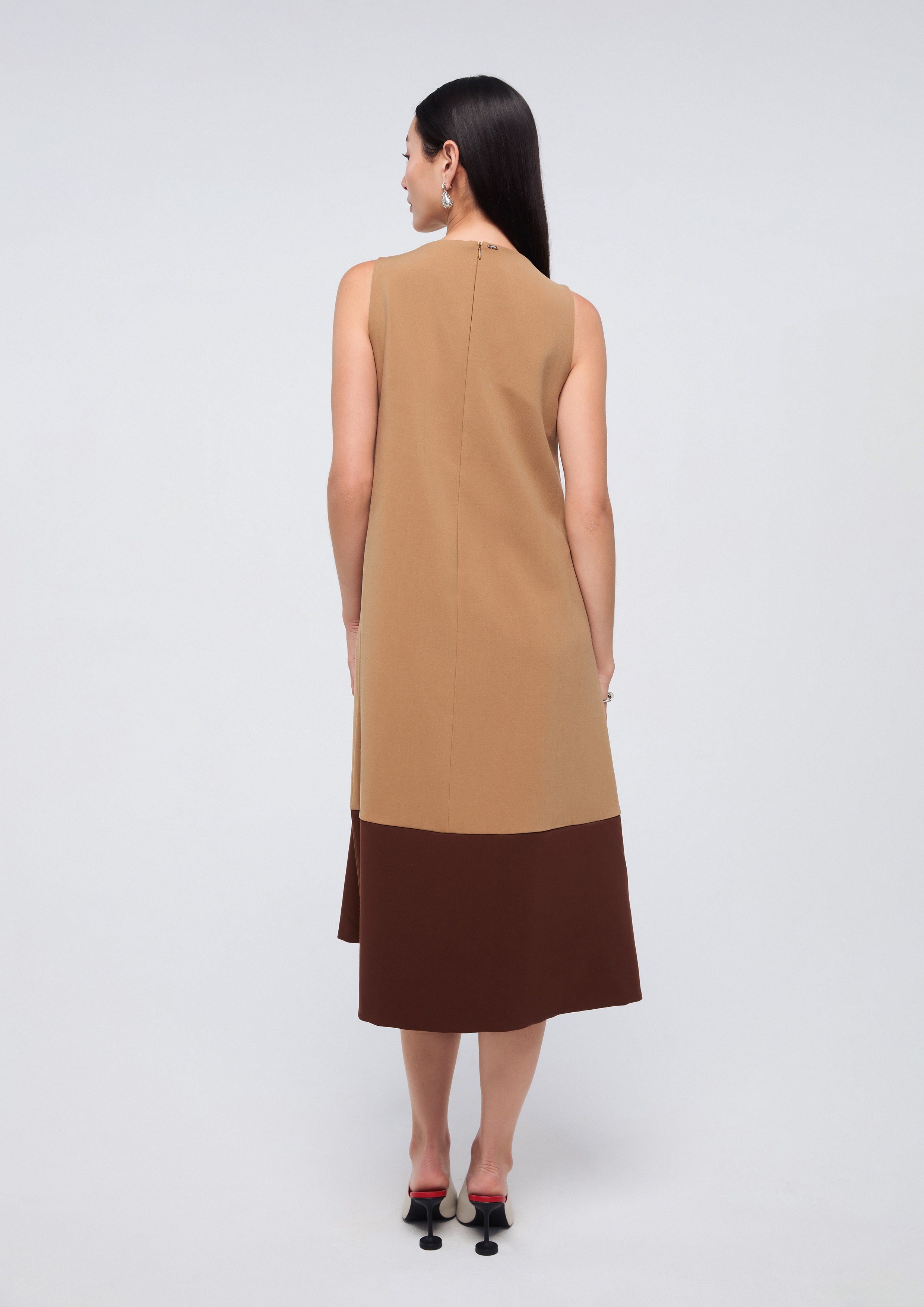 เดรสคลุมเข่าแขนกุดกระโปรงระบาย